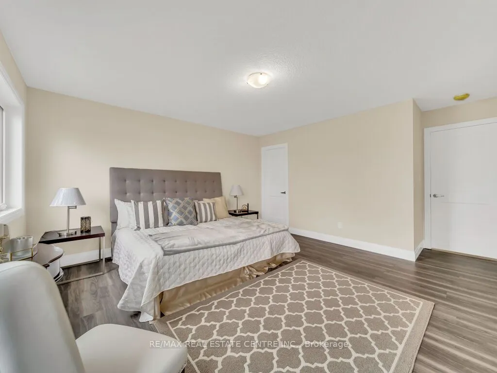 256 King Street W