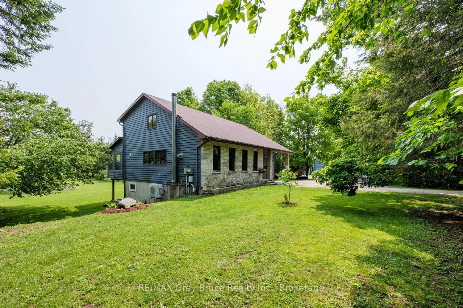 1033 Bruce Road 9
