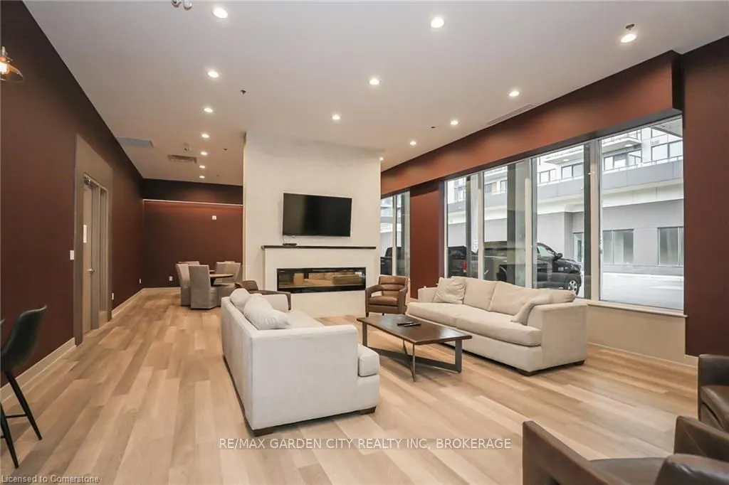 560 North Service Road, #304