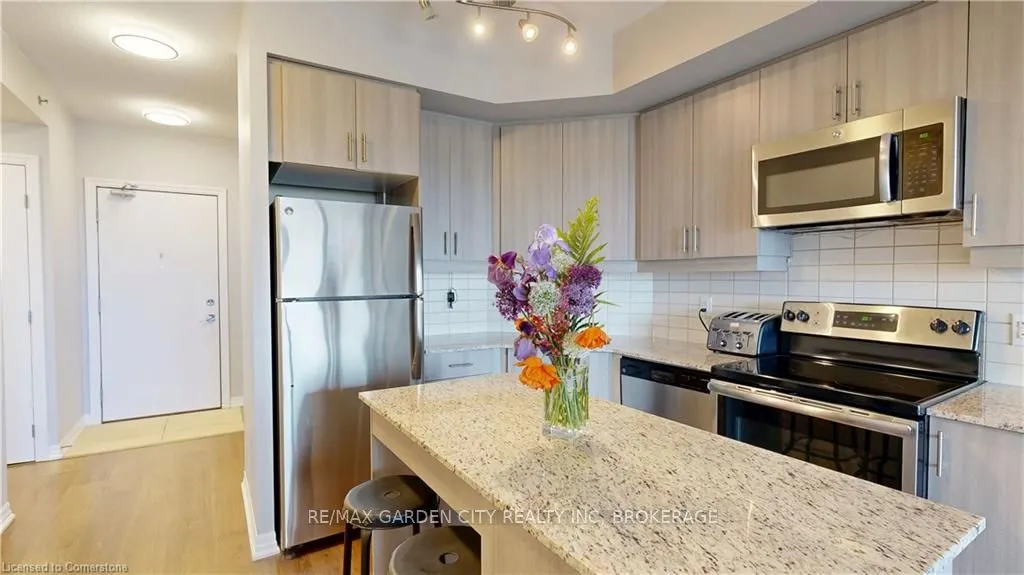 560 North Service Road, #304