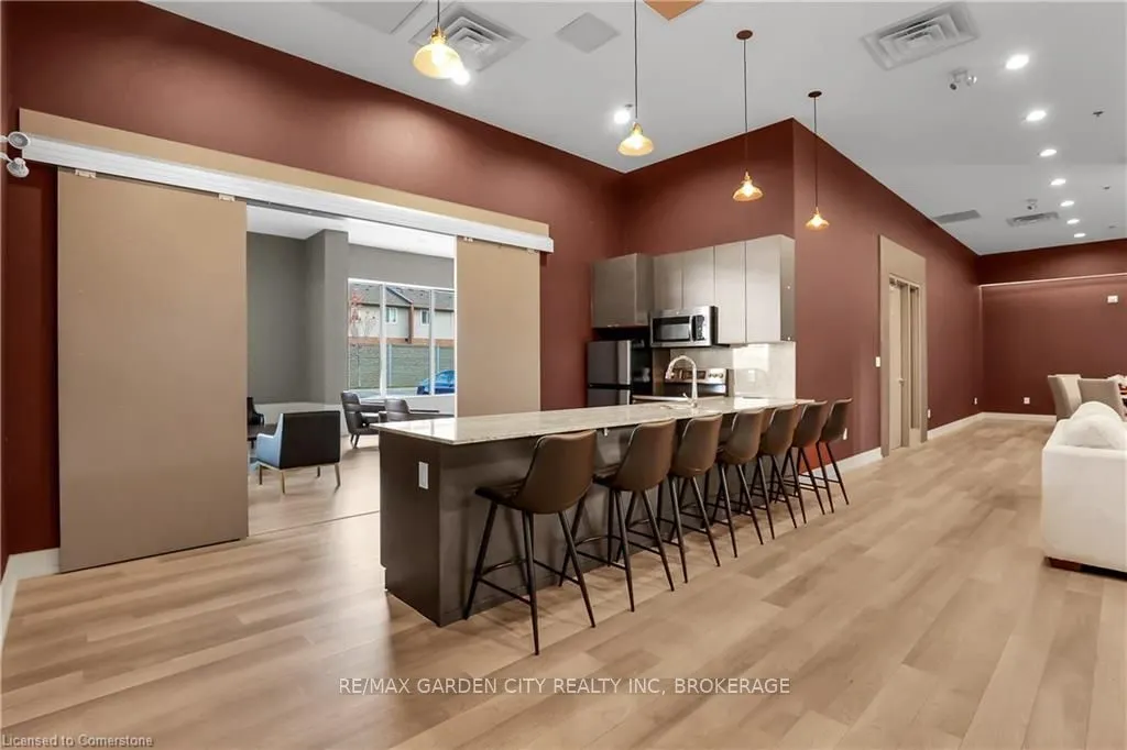 560 North Service Road, #304