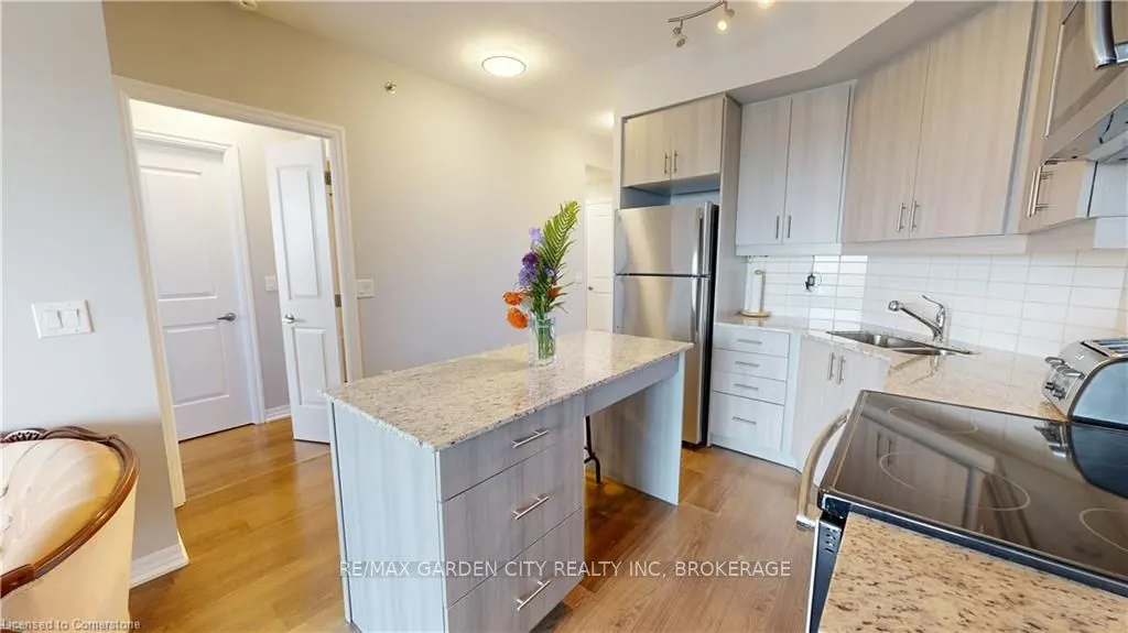 560 North Service Road, #304