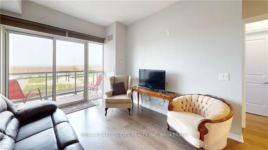 560 North Service Road, #304