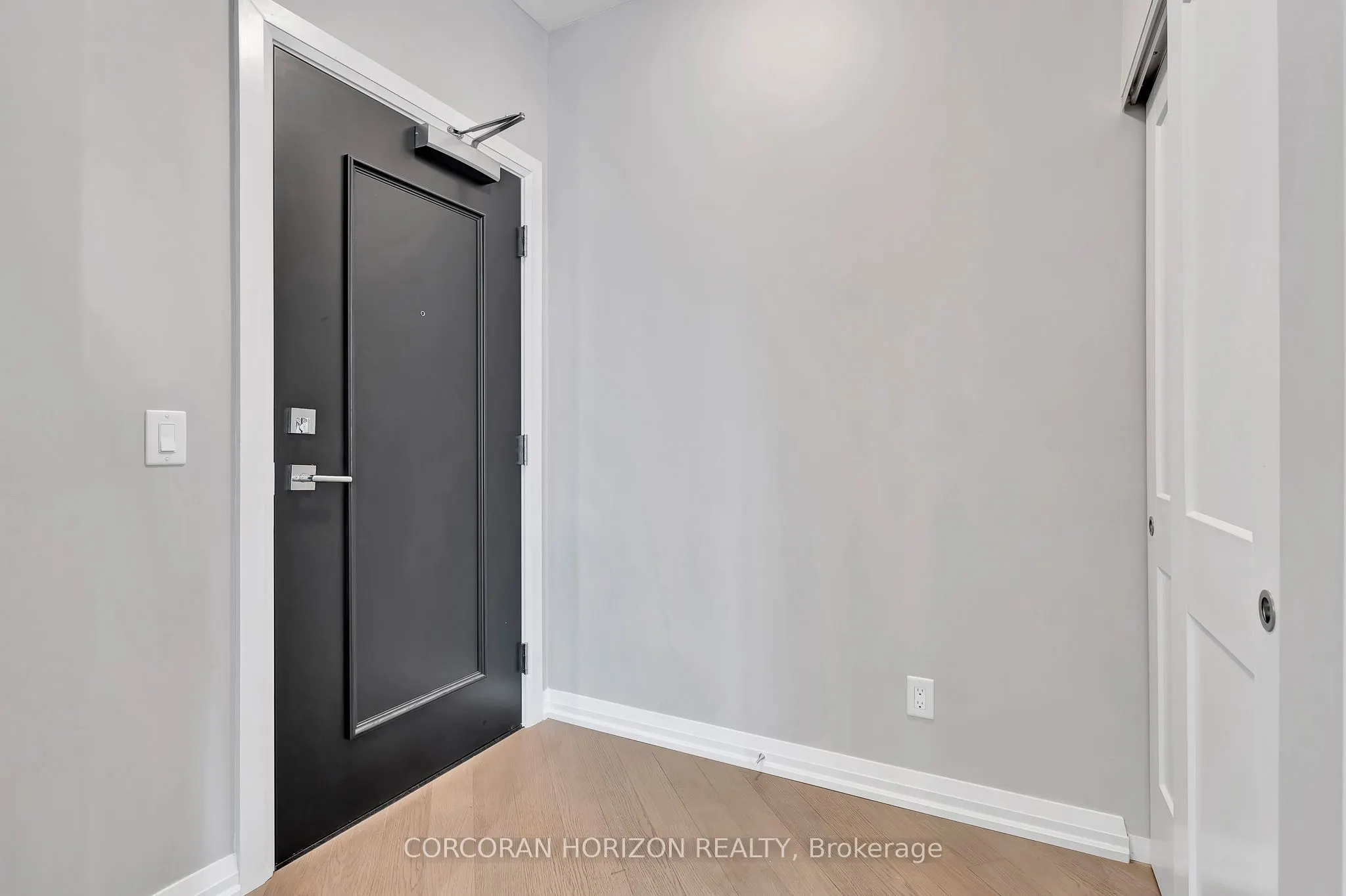 155 Caroline Street S, #911