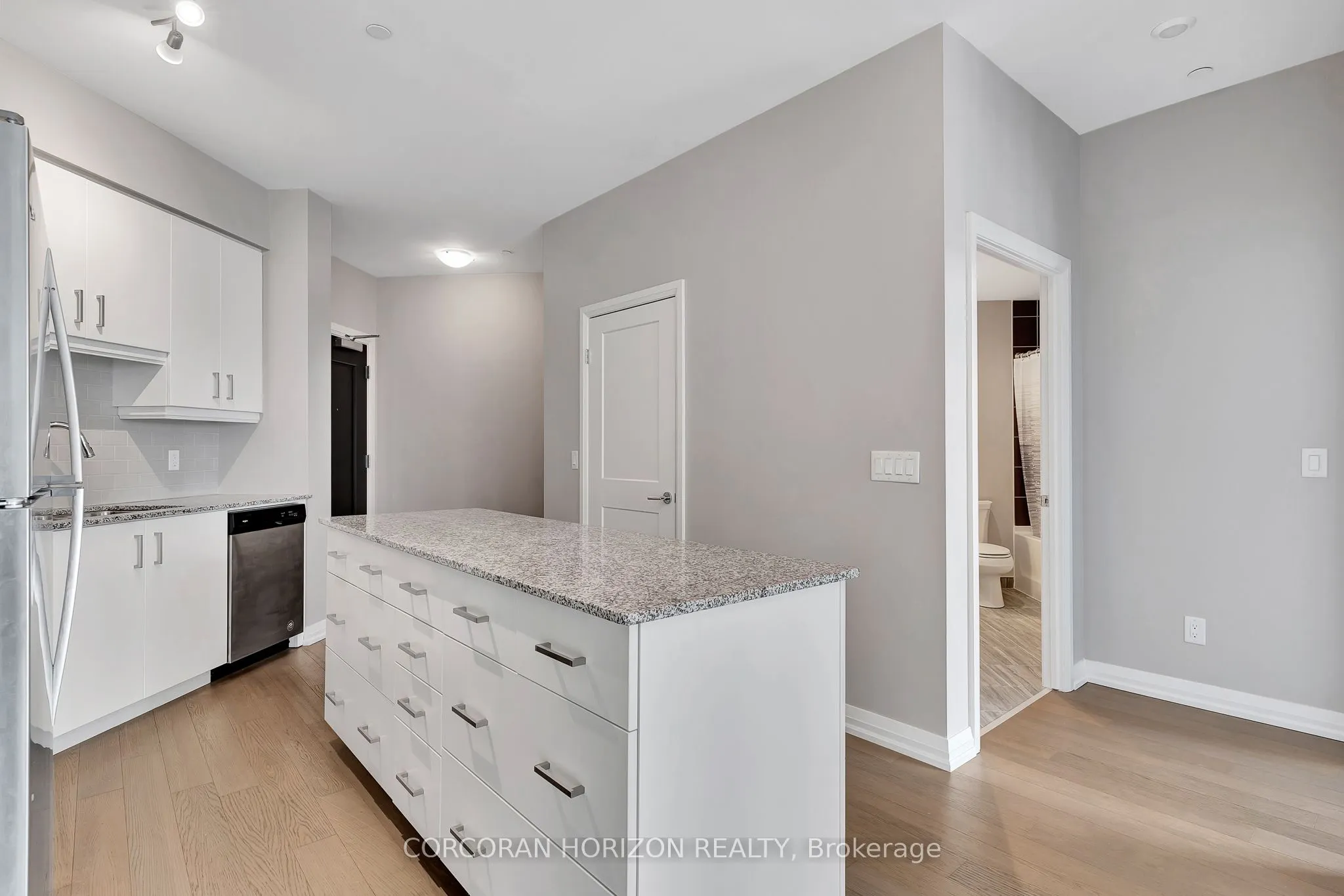 155 Caroline Street S, #911