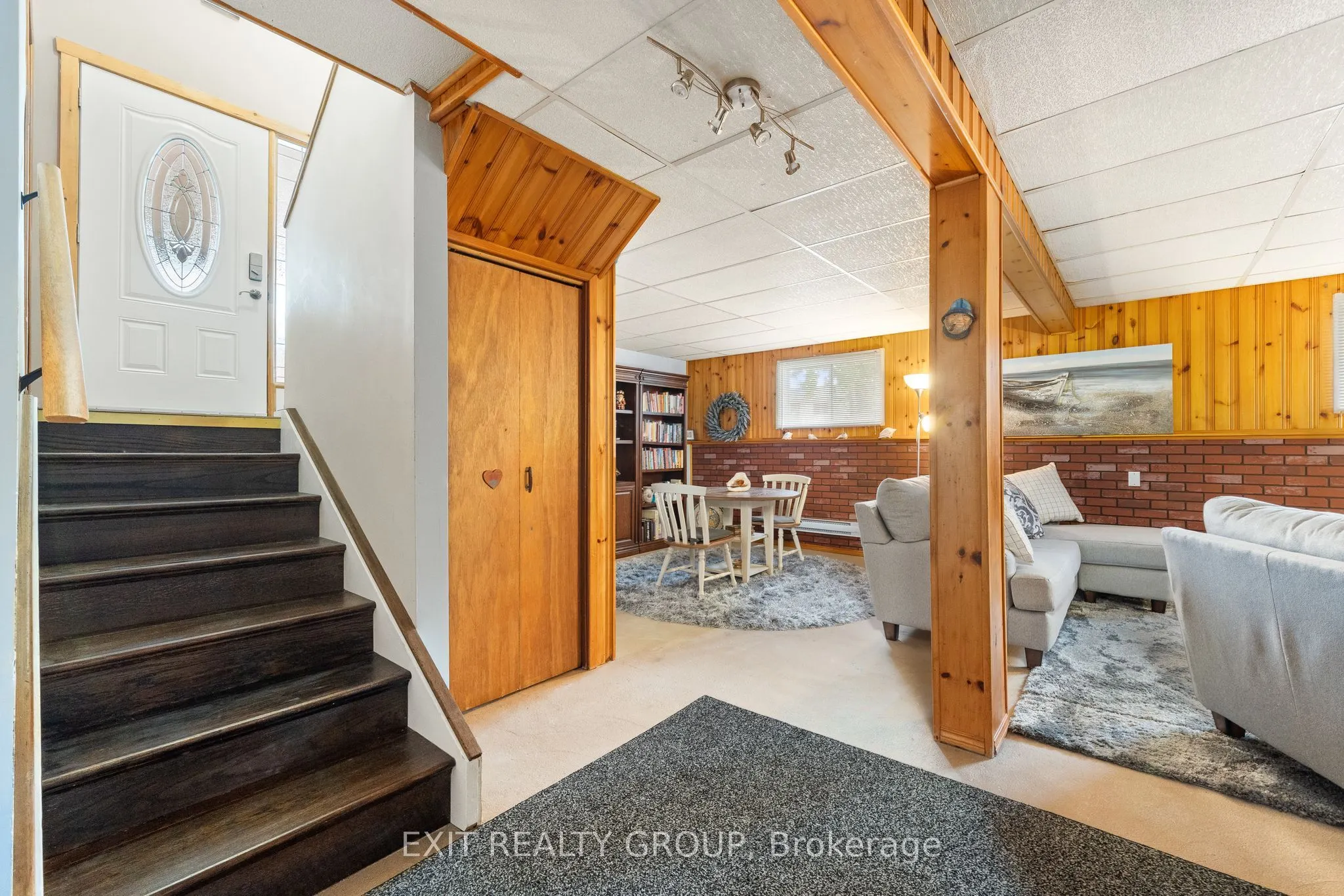 16 Queen Street W
