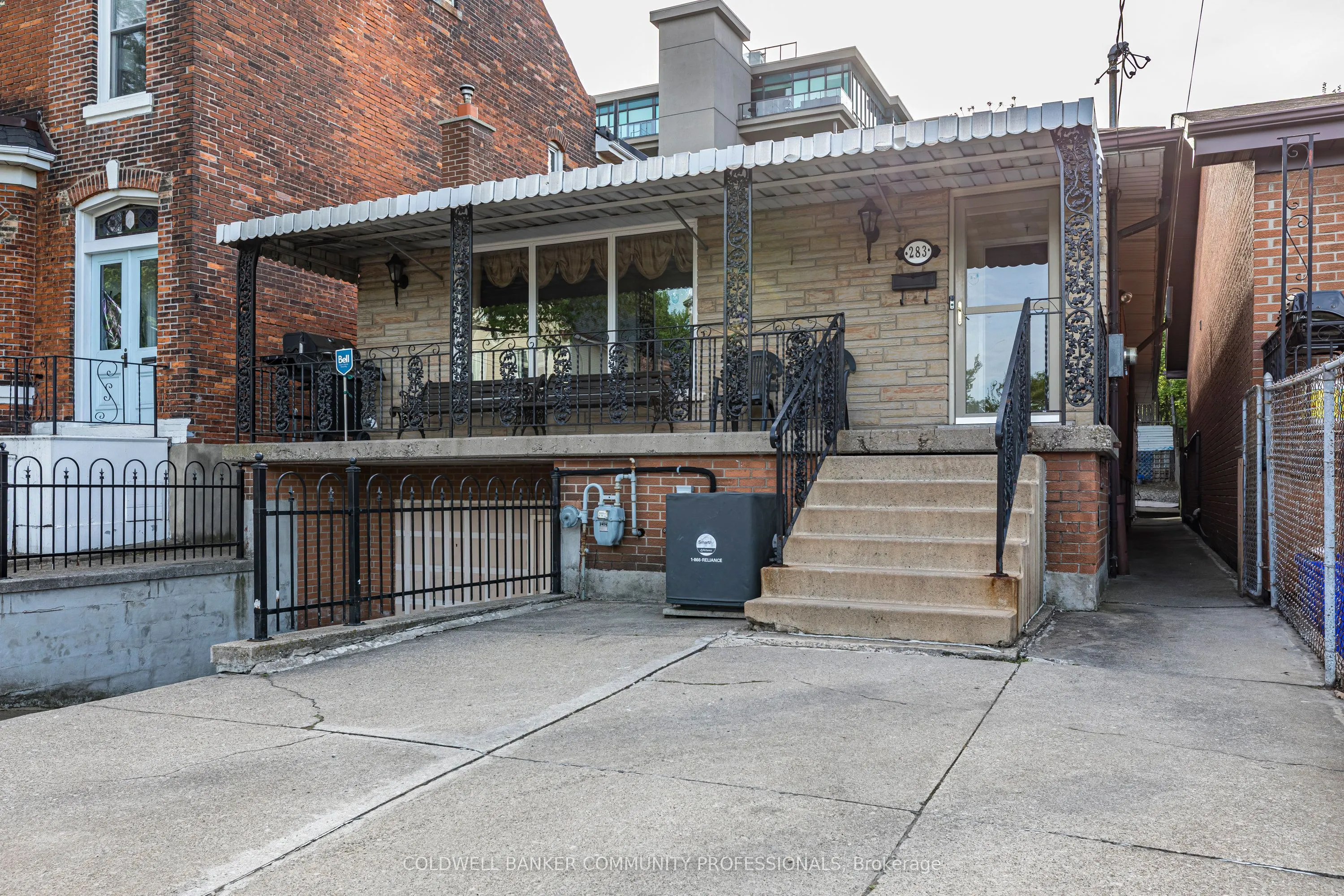 283 Macnab Street N