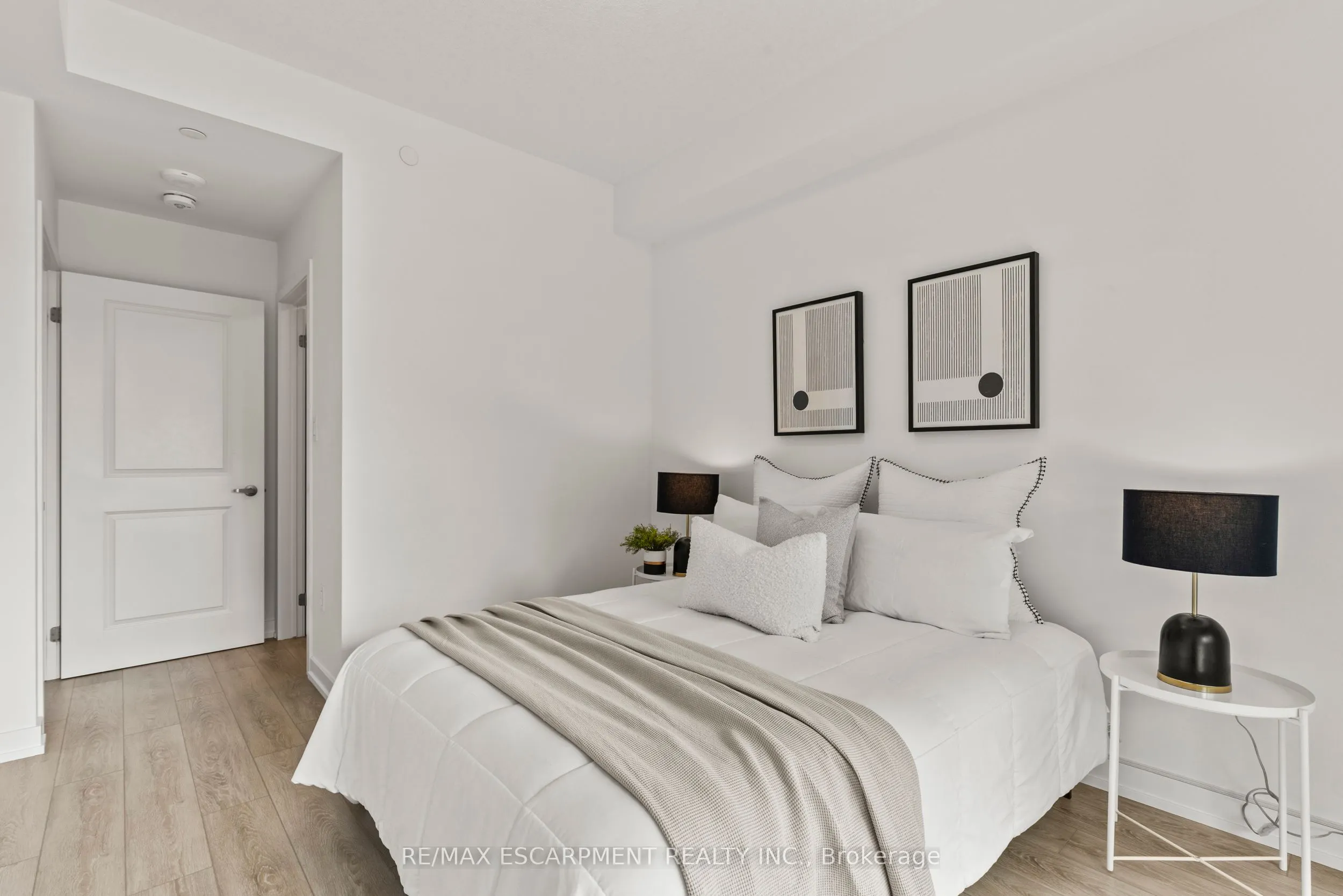 460 Dundas Street E, #433