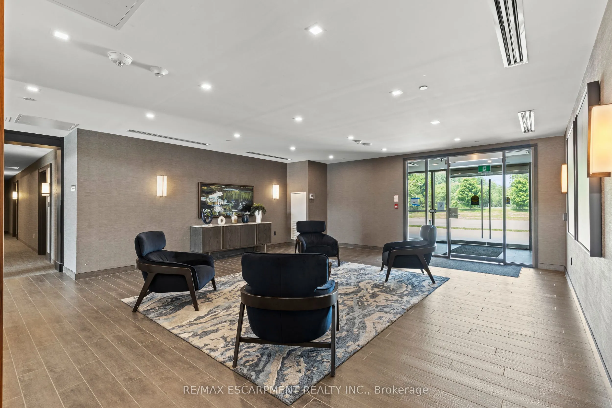 460 Dundas Street E, #433