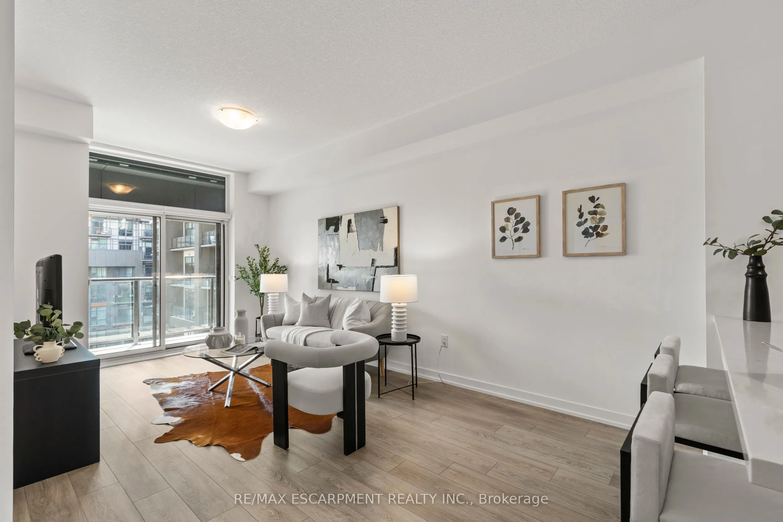 460 Dundas Street E, #433