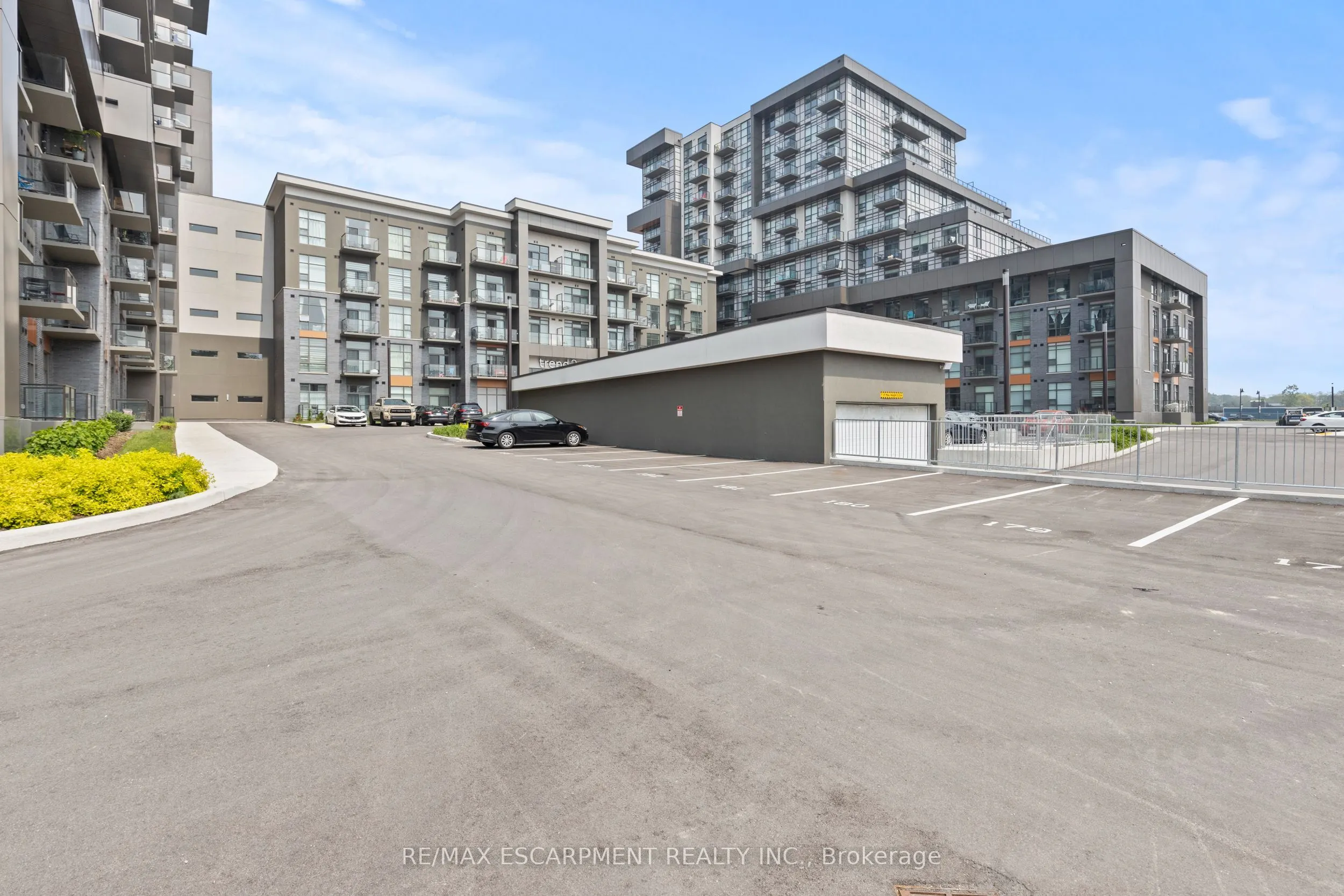 460 Dundas Street E, #433