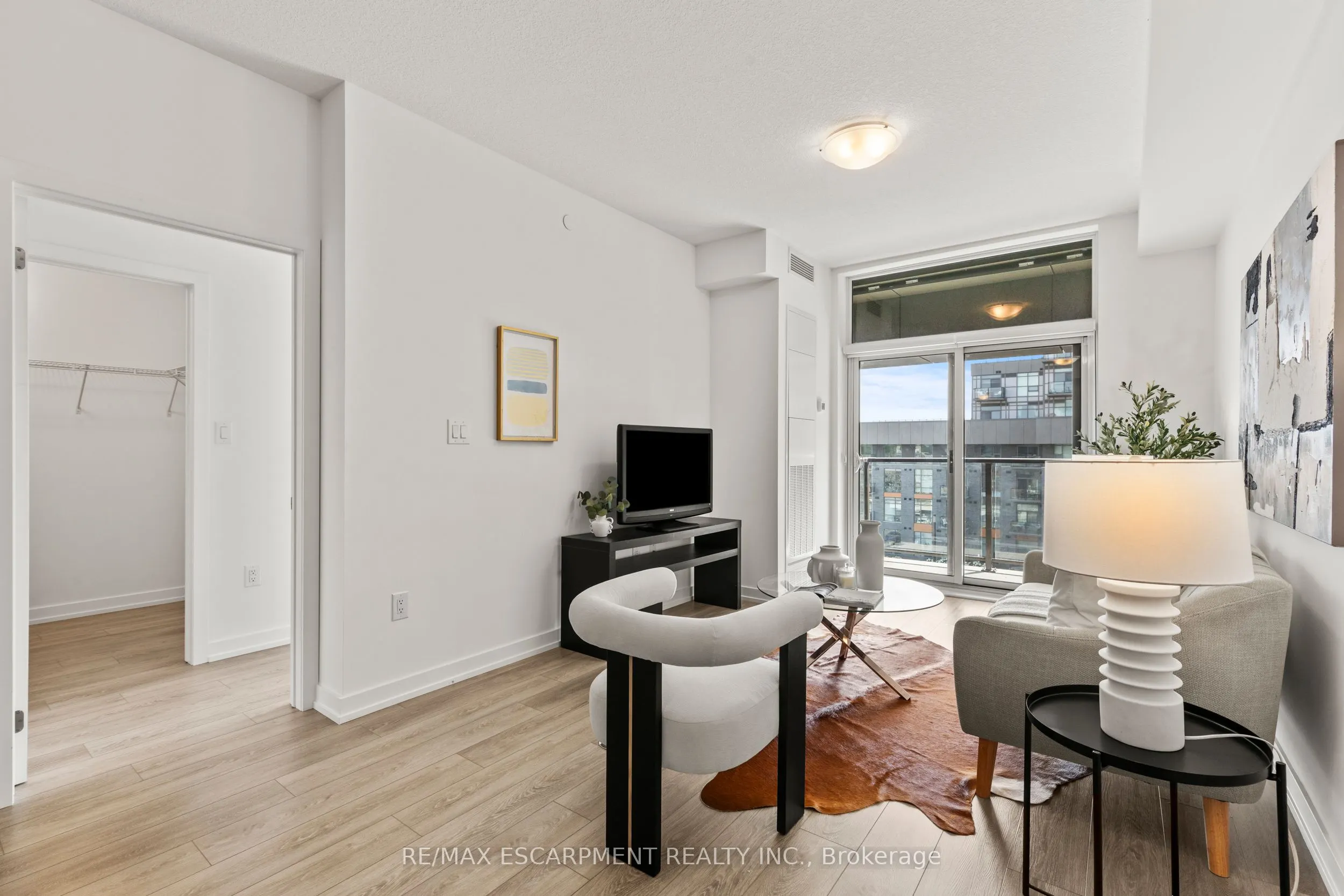 460 Dundas Street E, #433