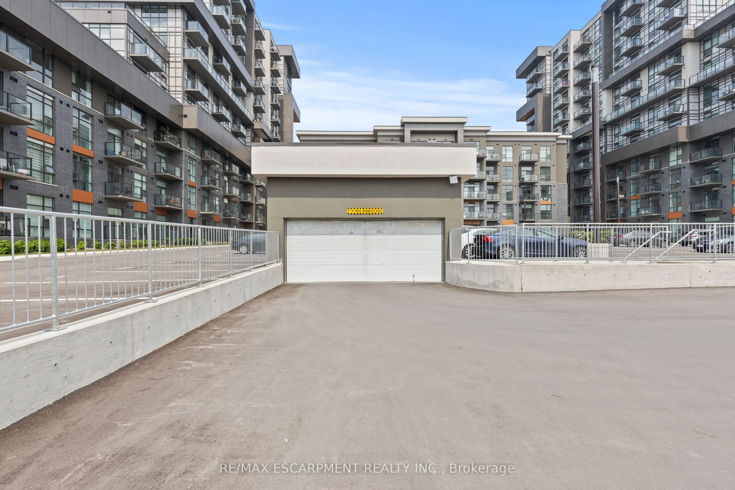 460 Dundas Street E, #433