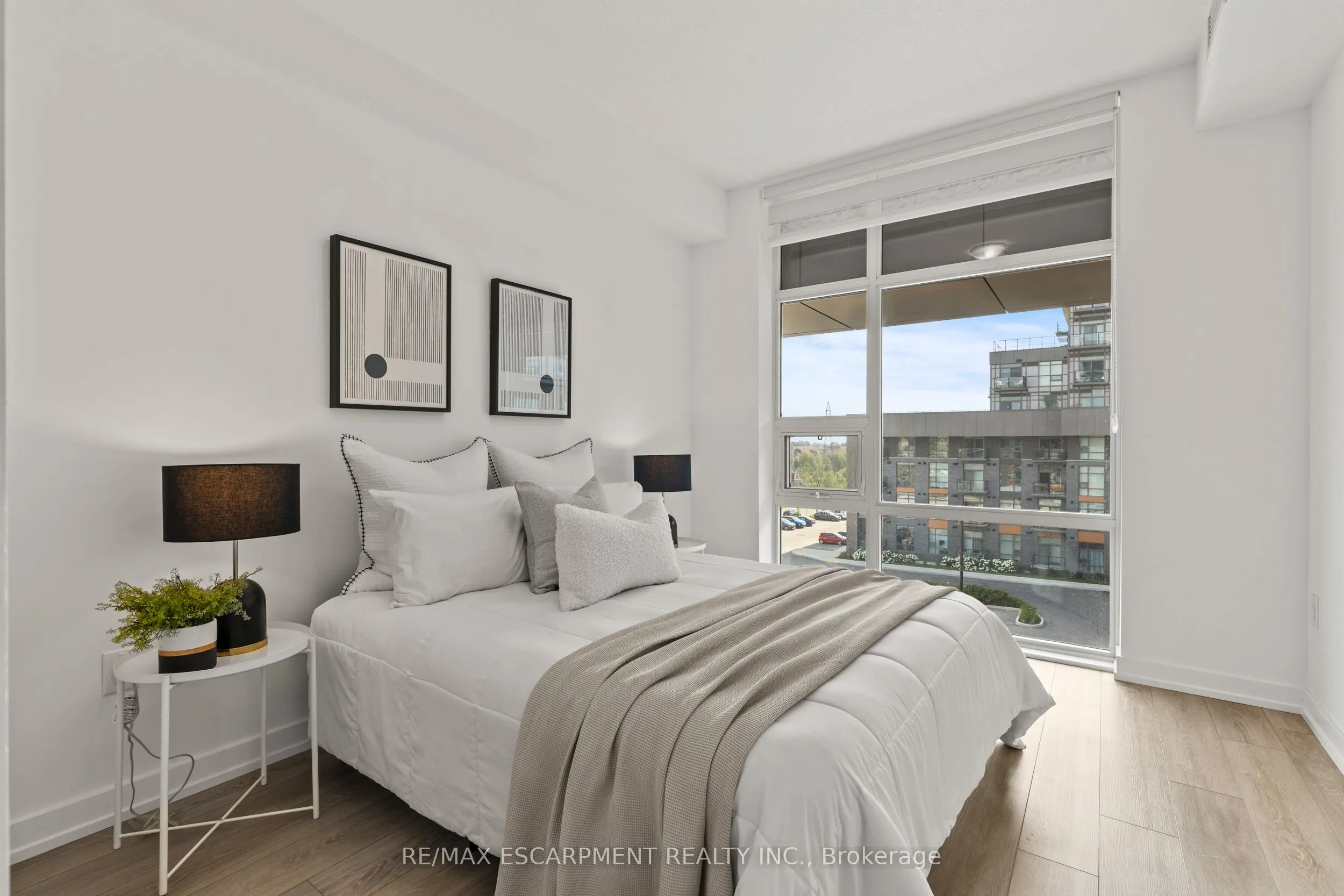 460 Dundas Street E, #433