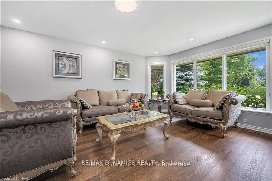15842 NIAGARA RIVER Parkway E