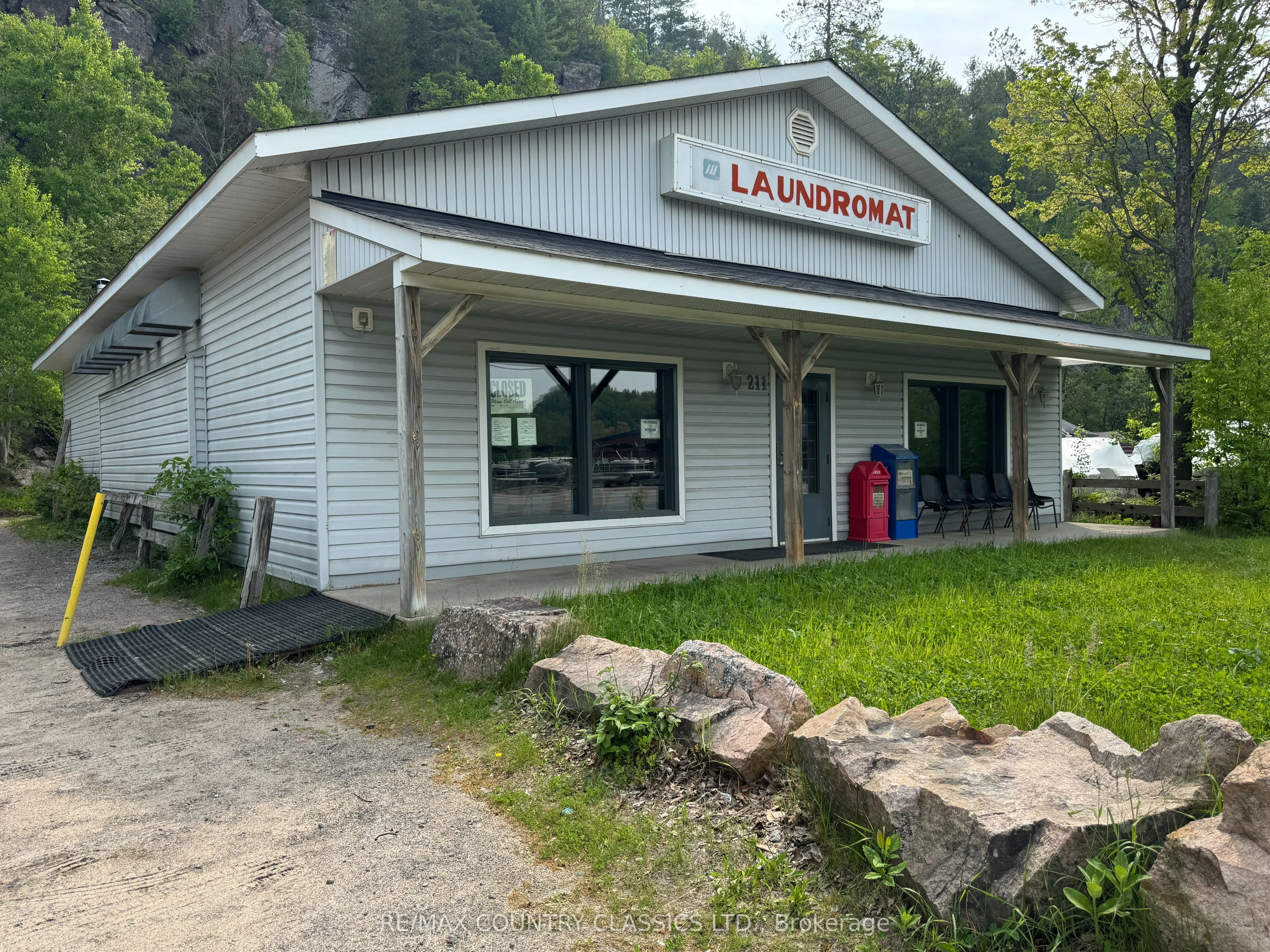 211 Hastings Street N