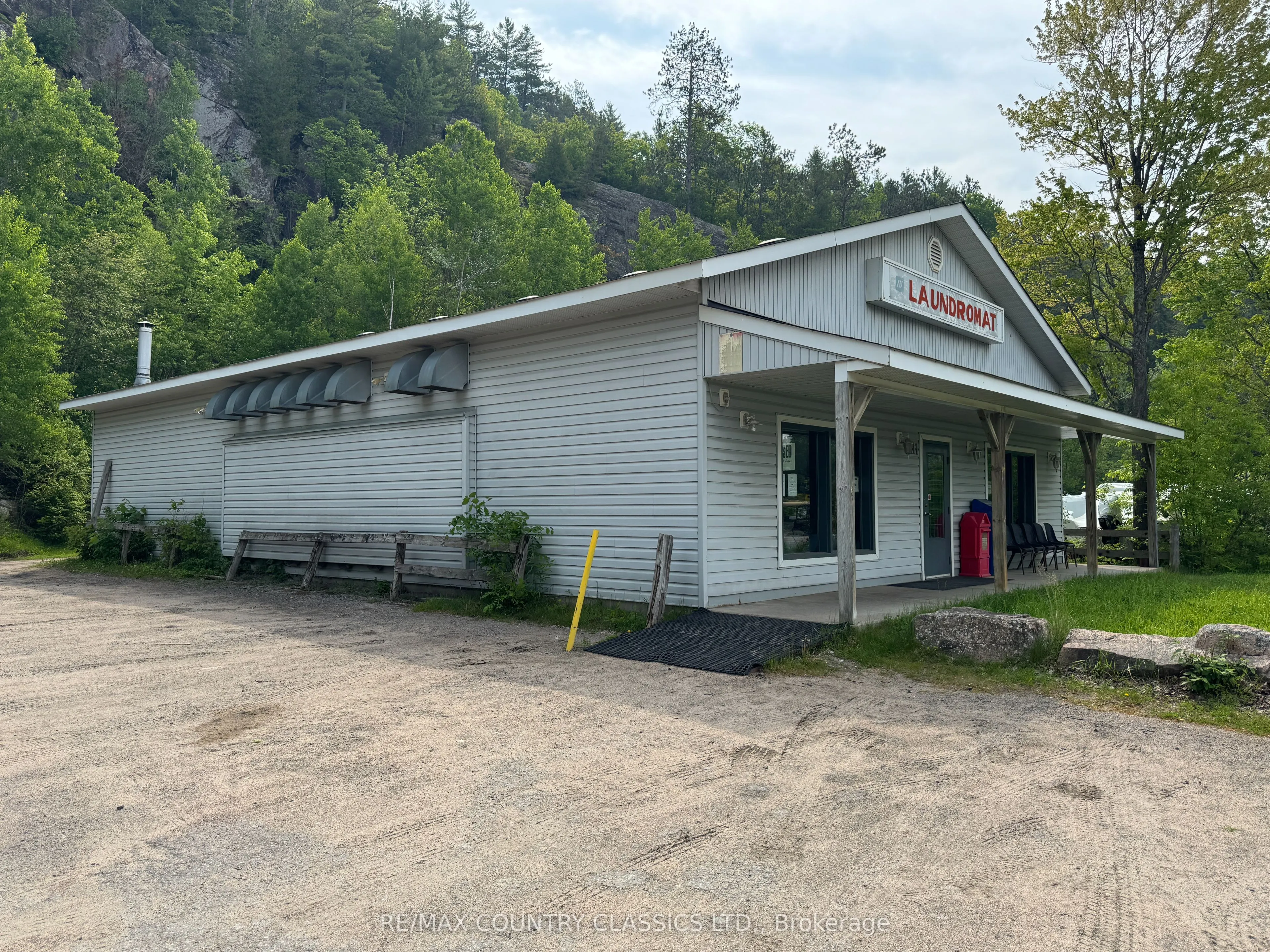 211 Hastings Street N