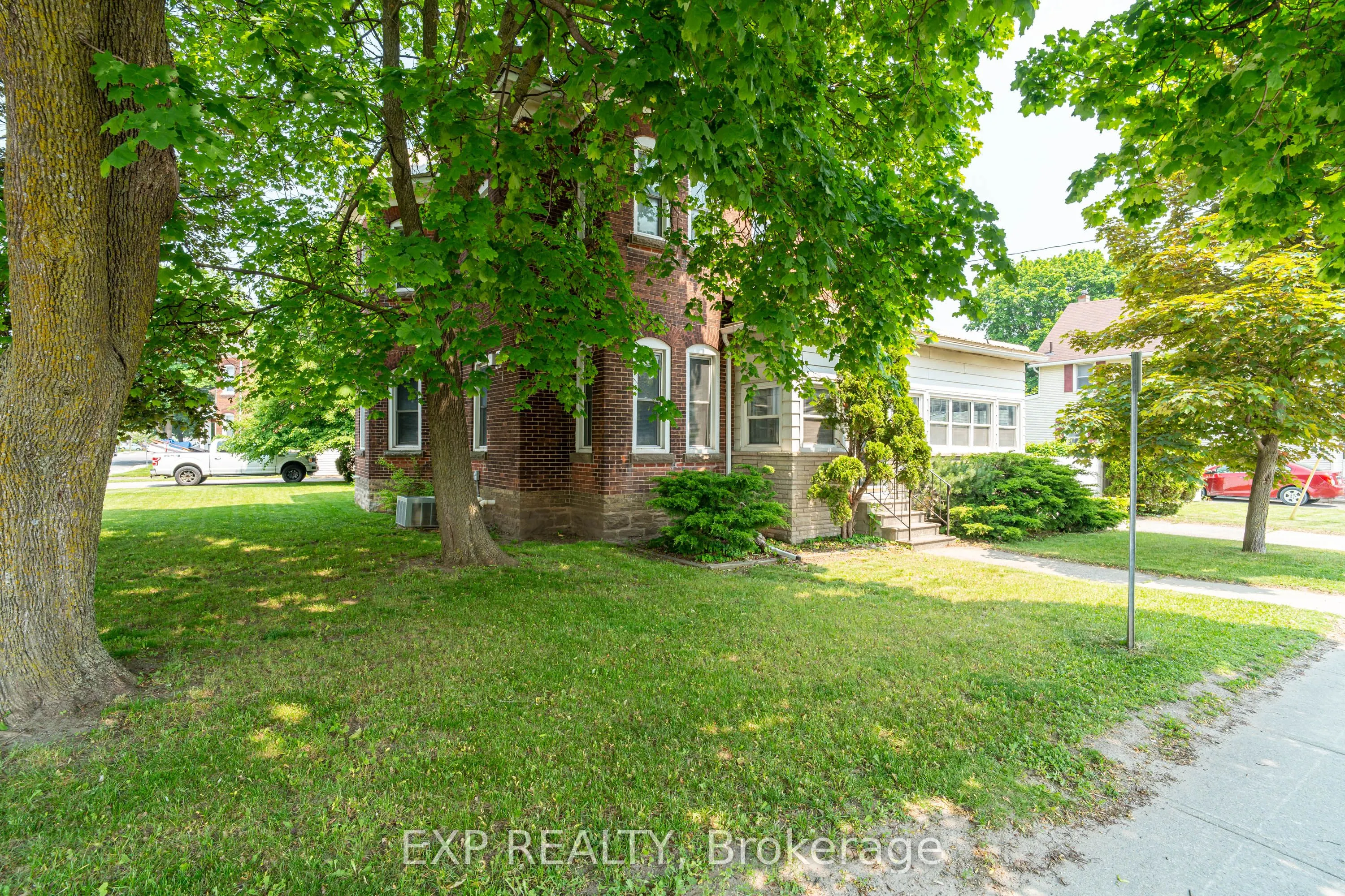 53 Elmsley Street N