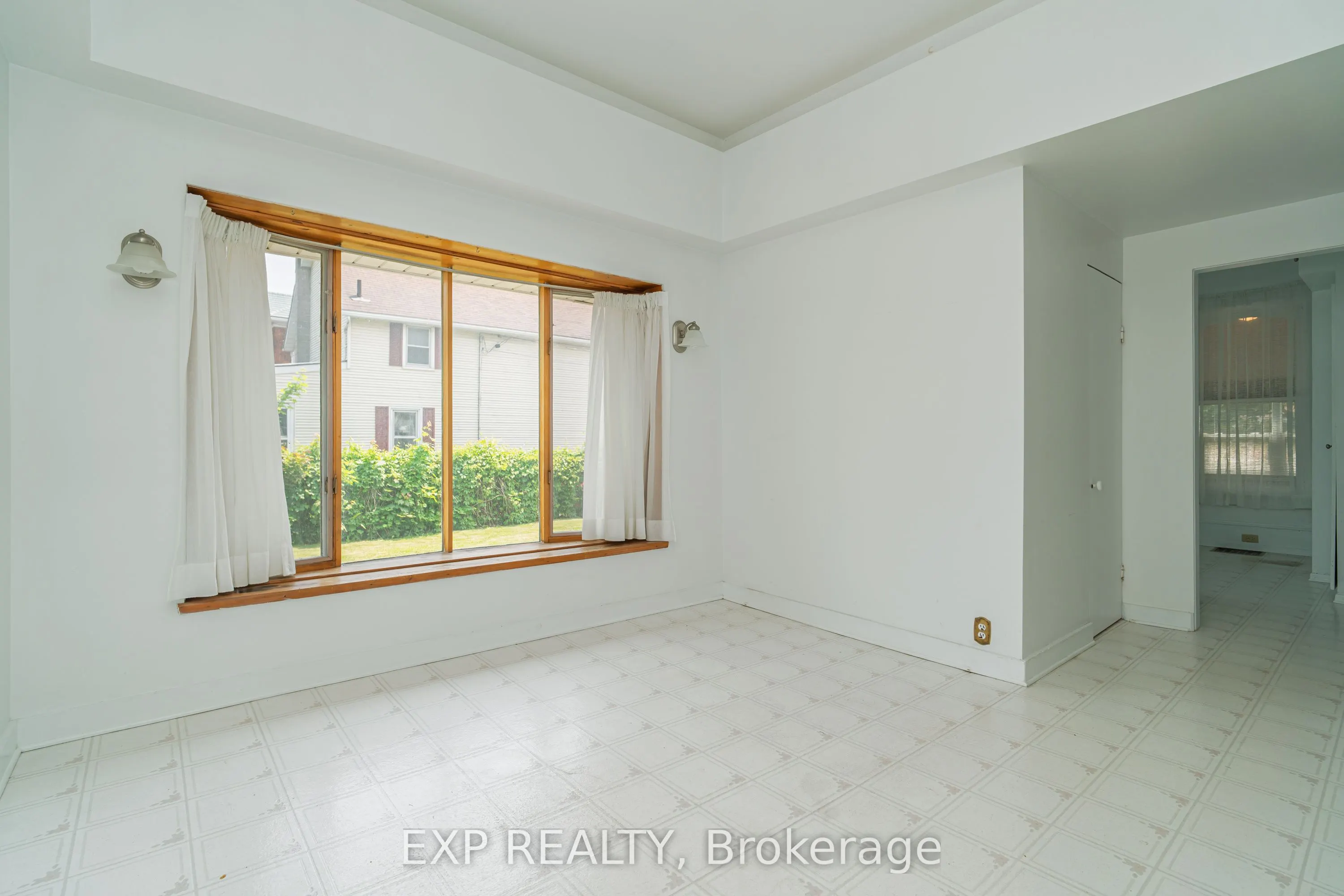 53 Elmsley Street N