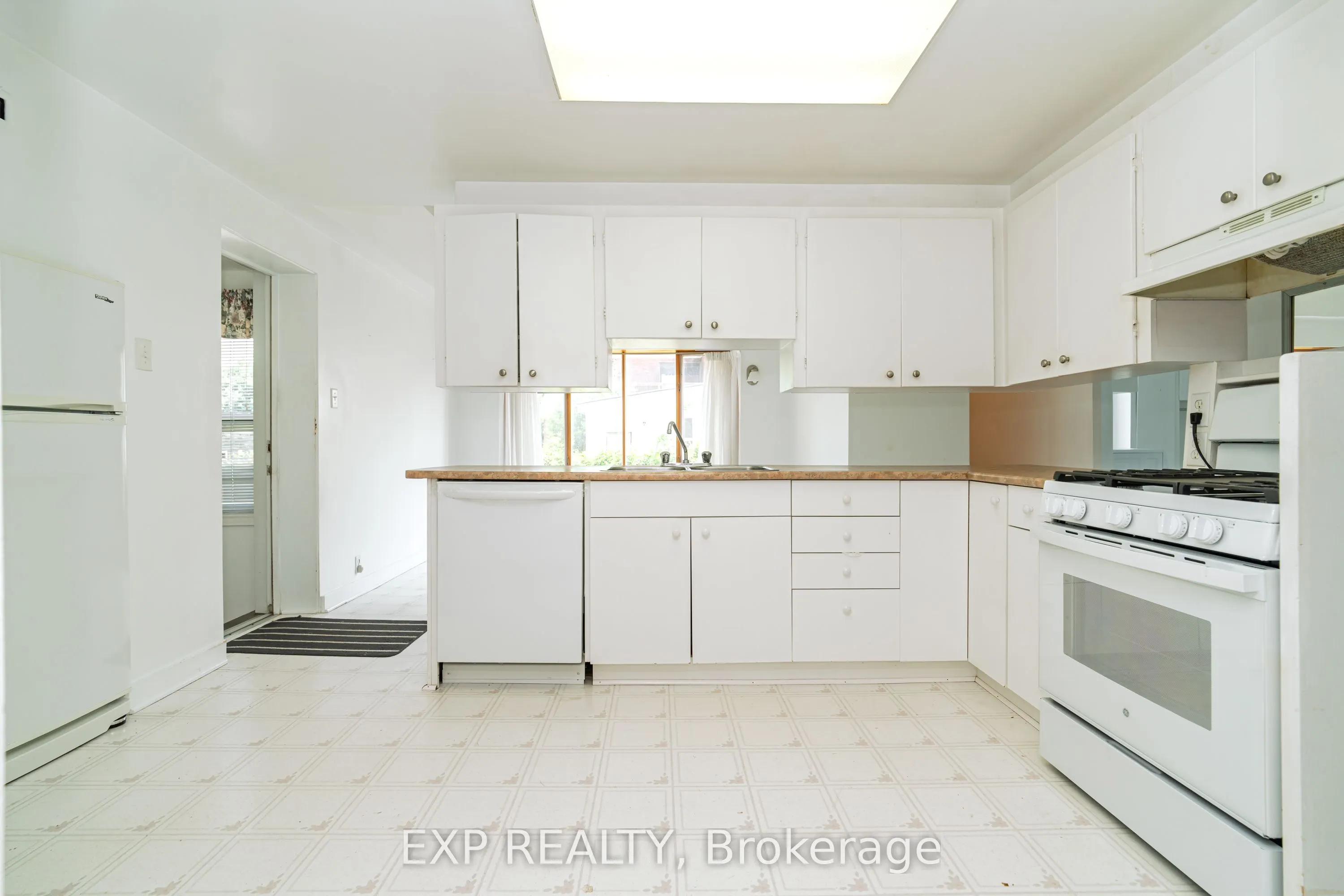 53 Elmsley Street N