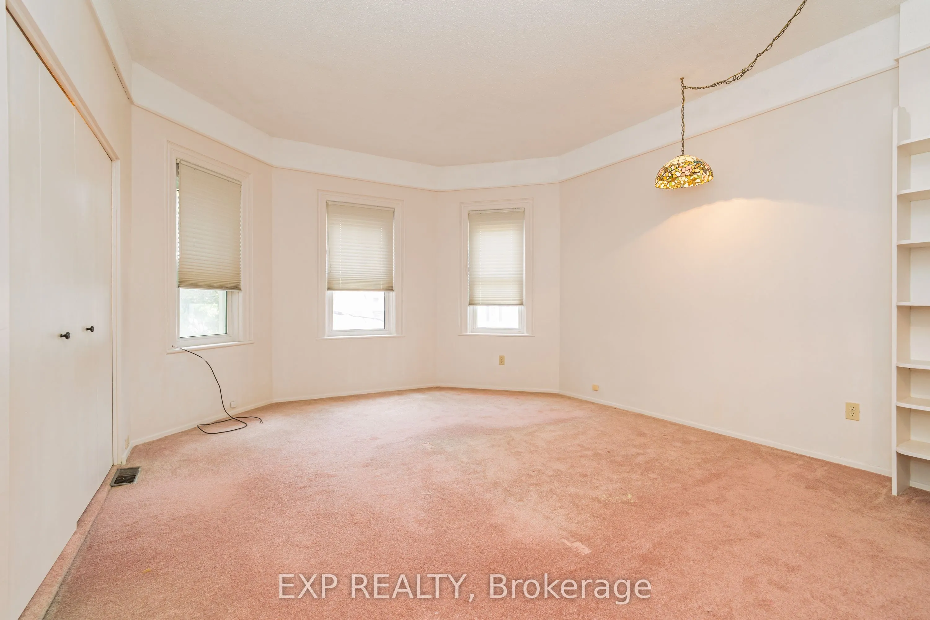 53 Elmsley Street N