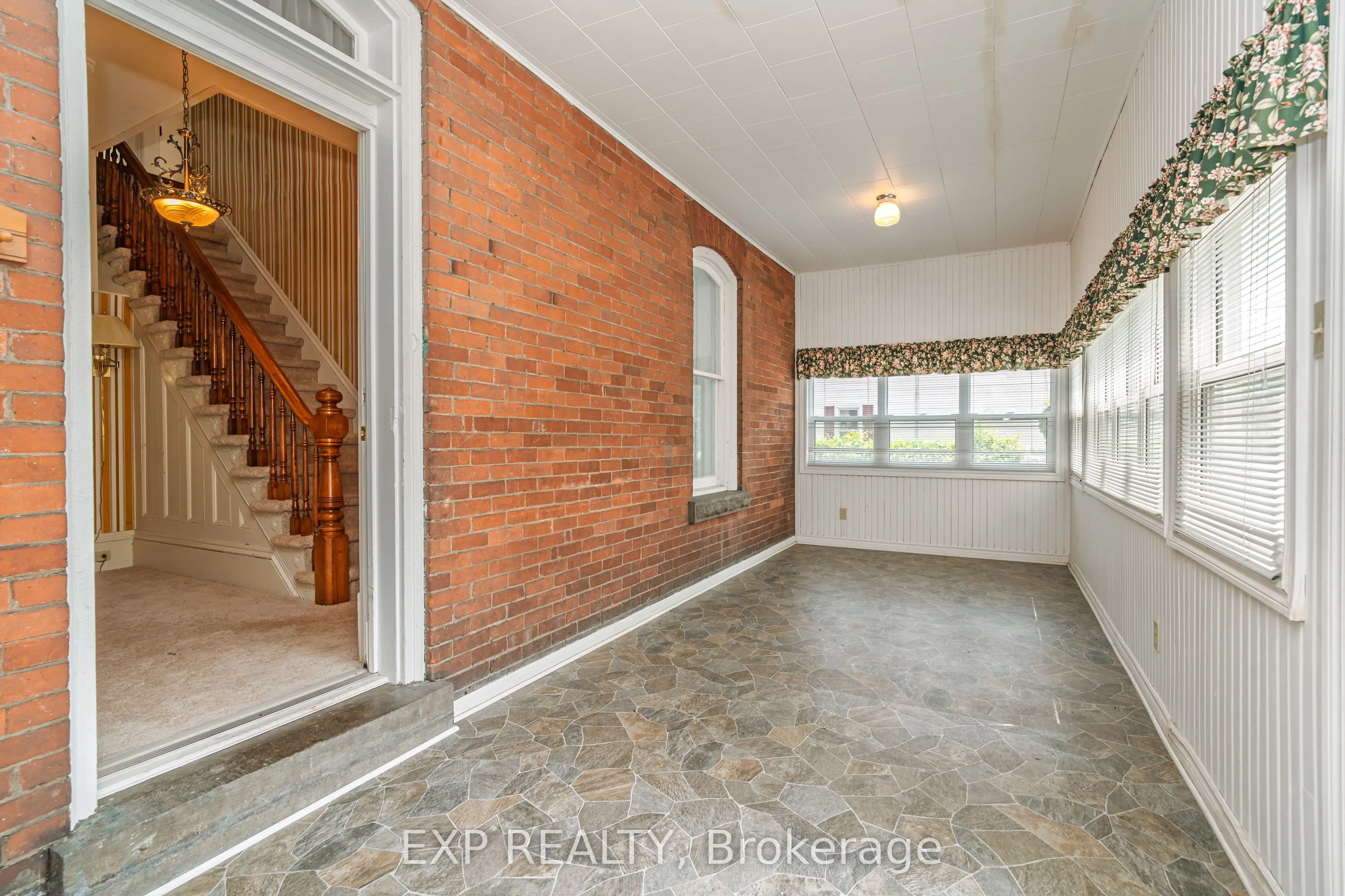 53 Elmsley Street N