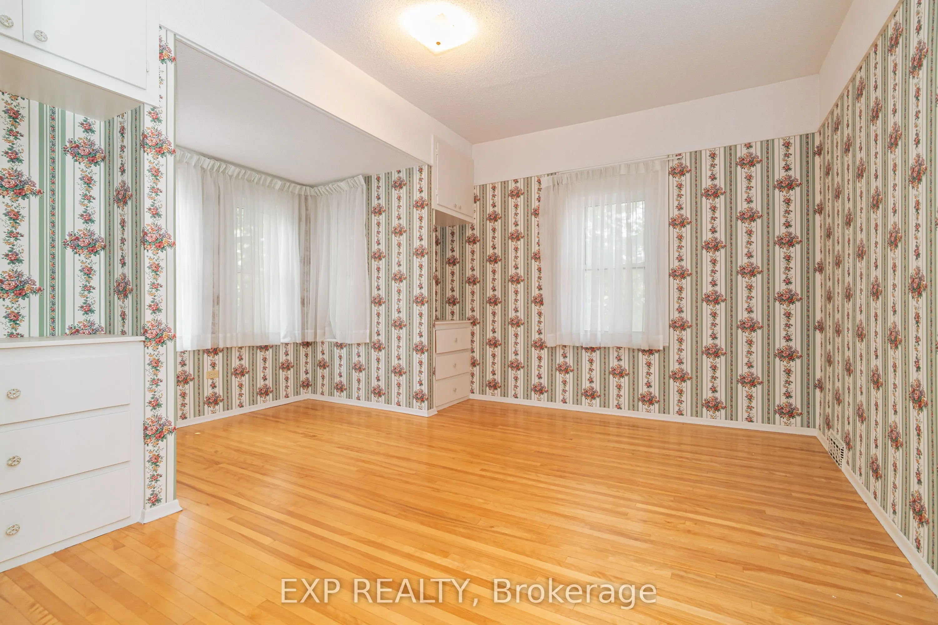 53 Elmsley Street N