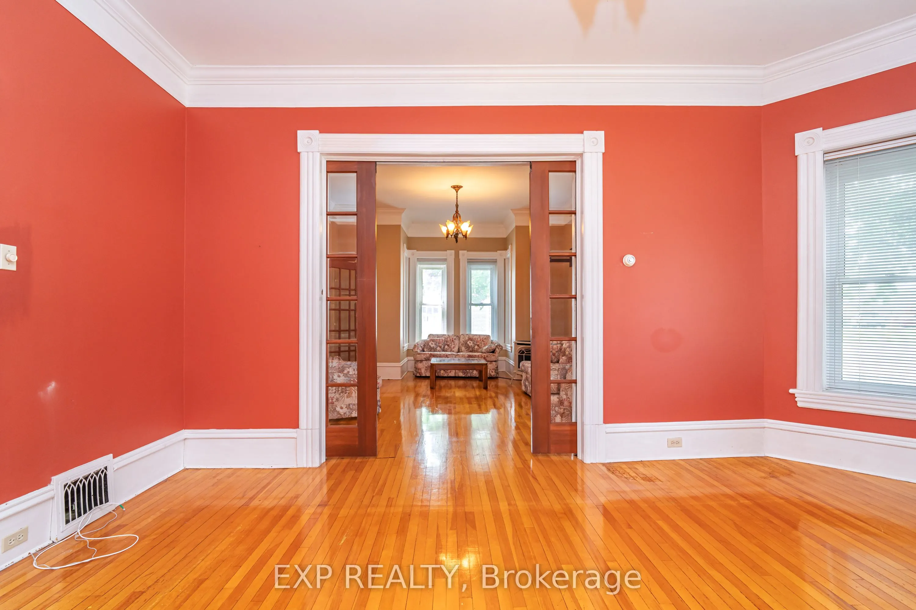 53 Elmsley Street N