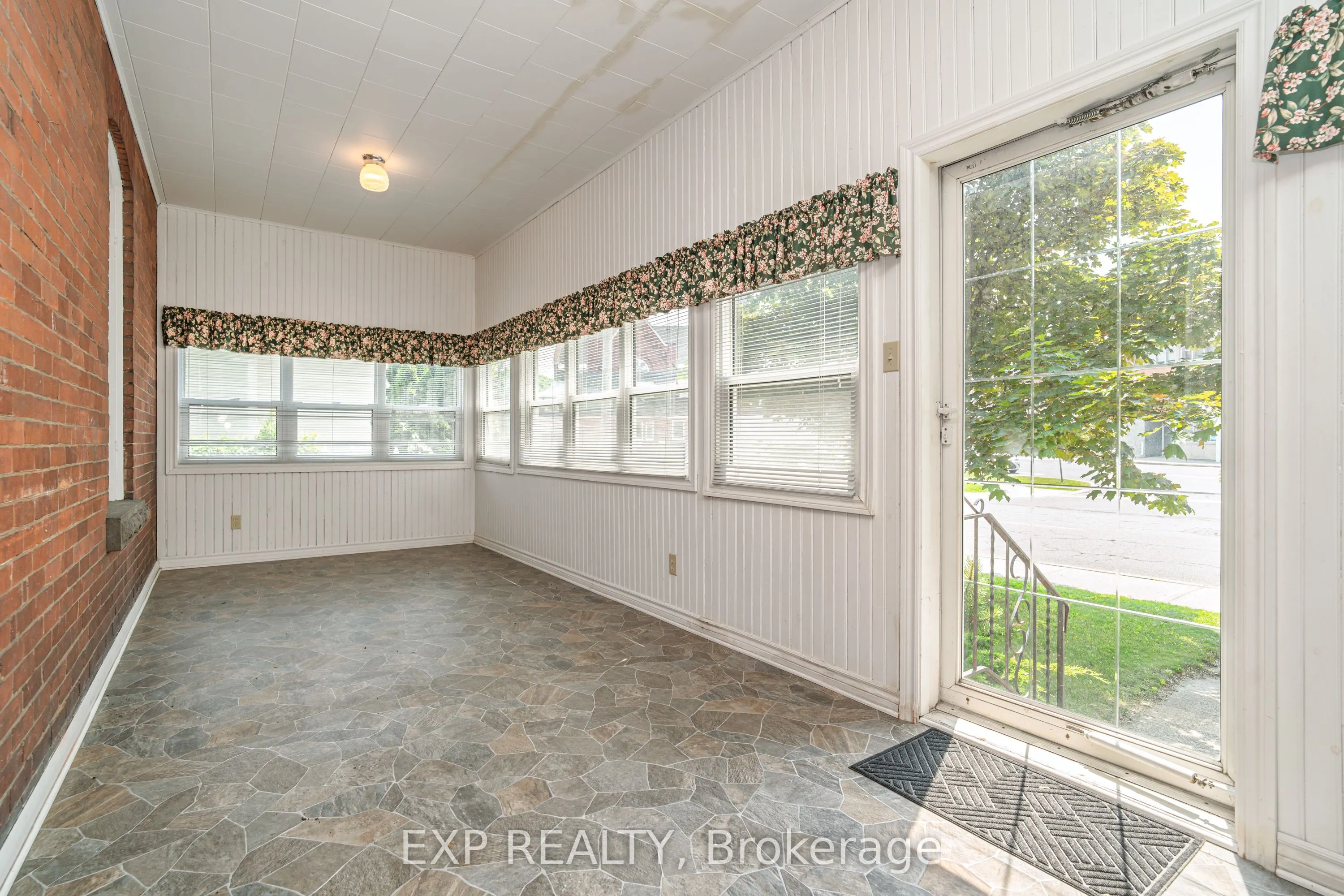 53 Elmsley Street N
