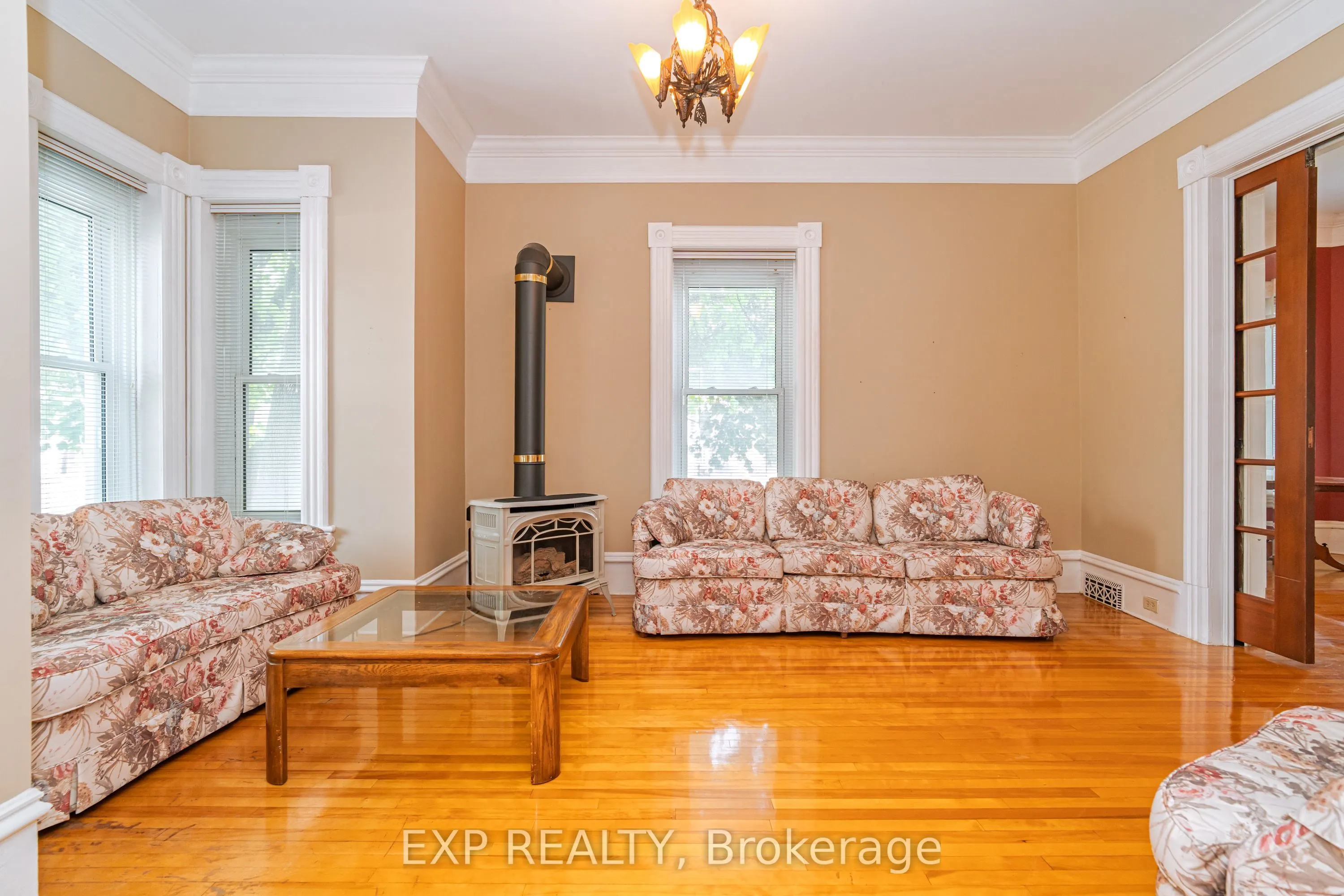 53 Elmsley Street N