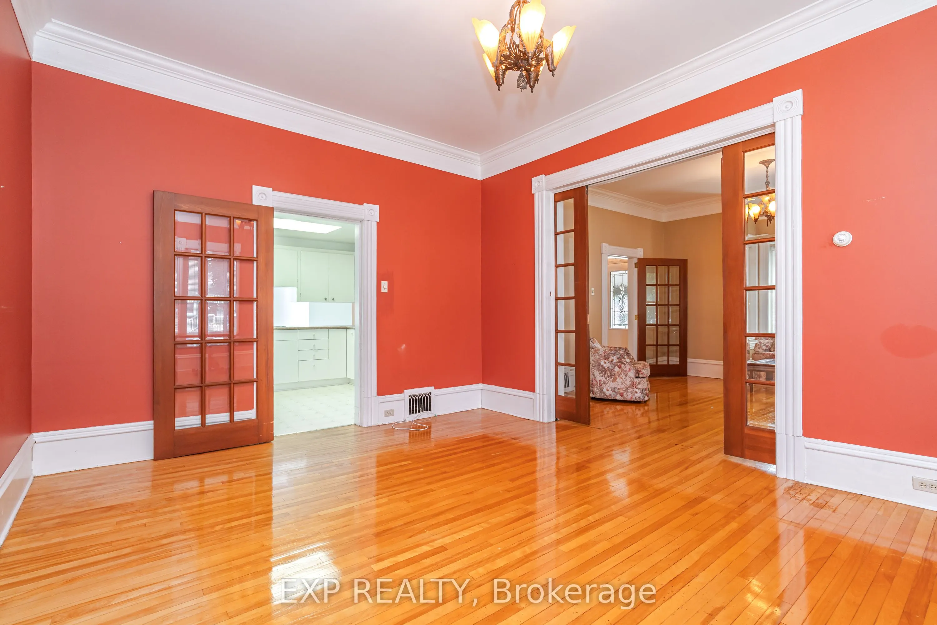 53 Elmsley Street N