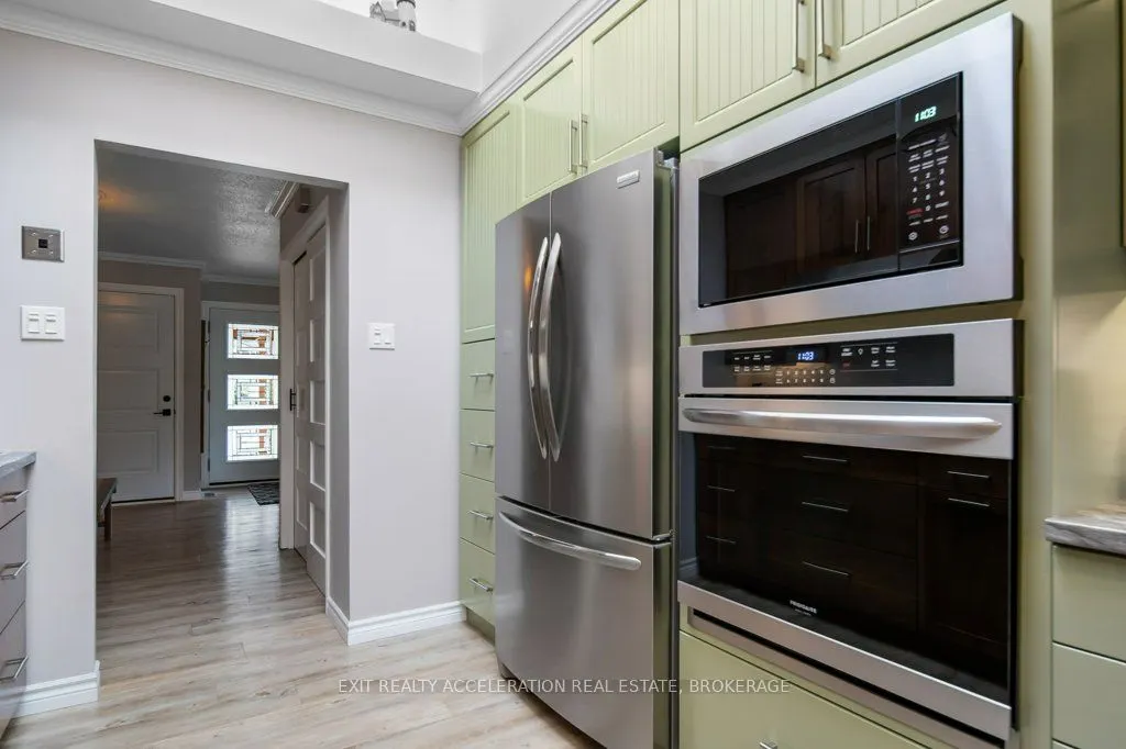 252 Bridge Street W