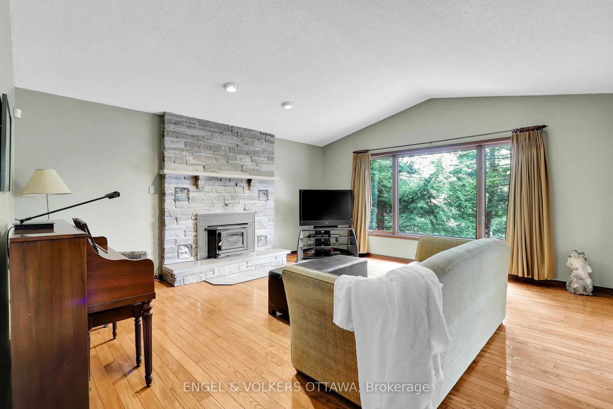 7 Deerfield Drive