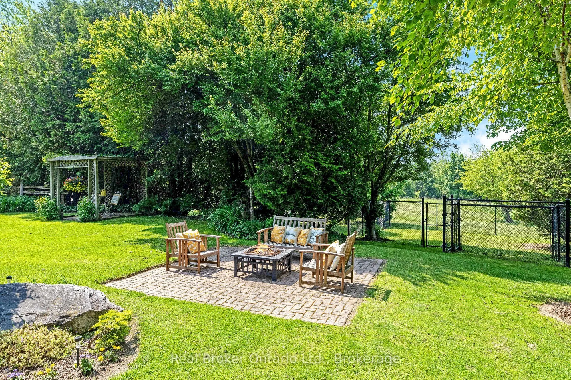 9126 Sideroad 27