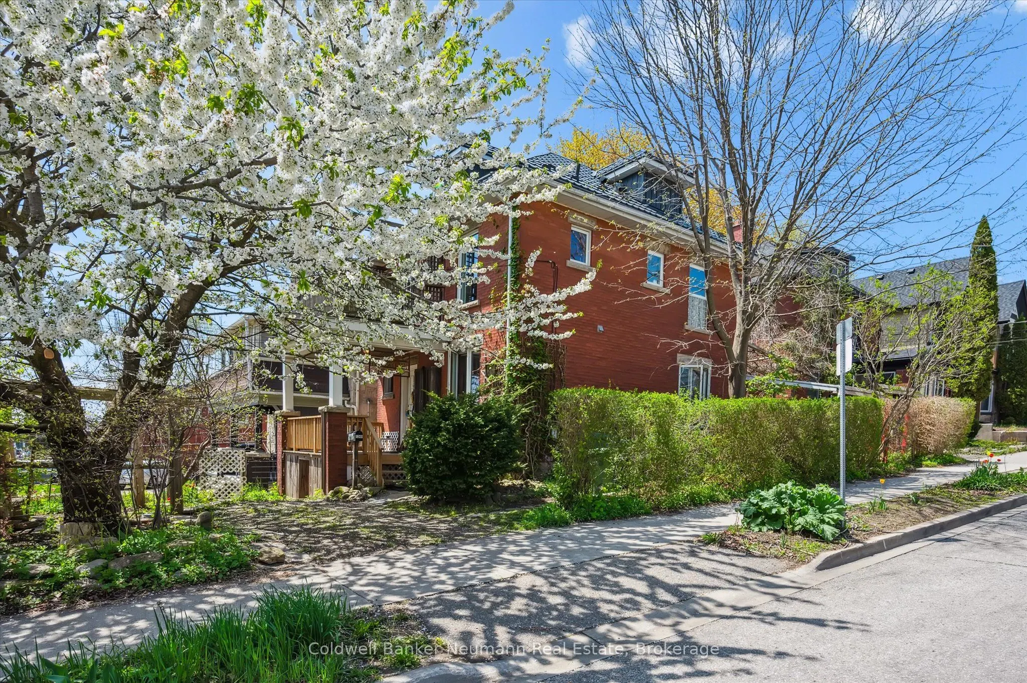 124 Surrey Street E