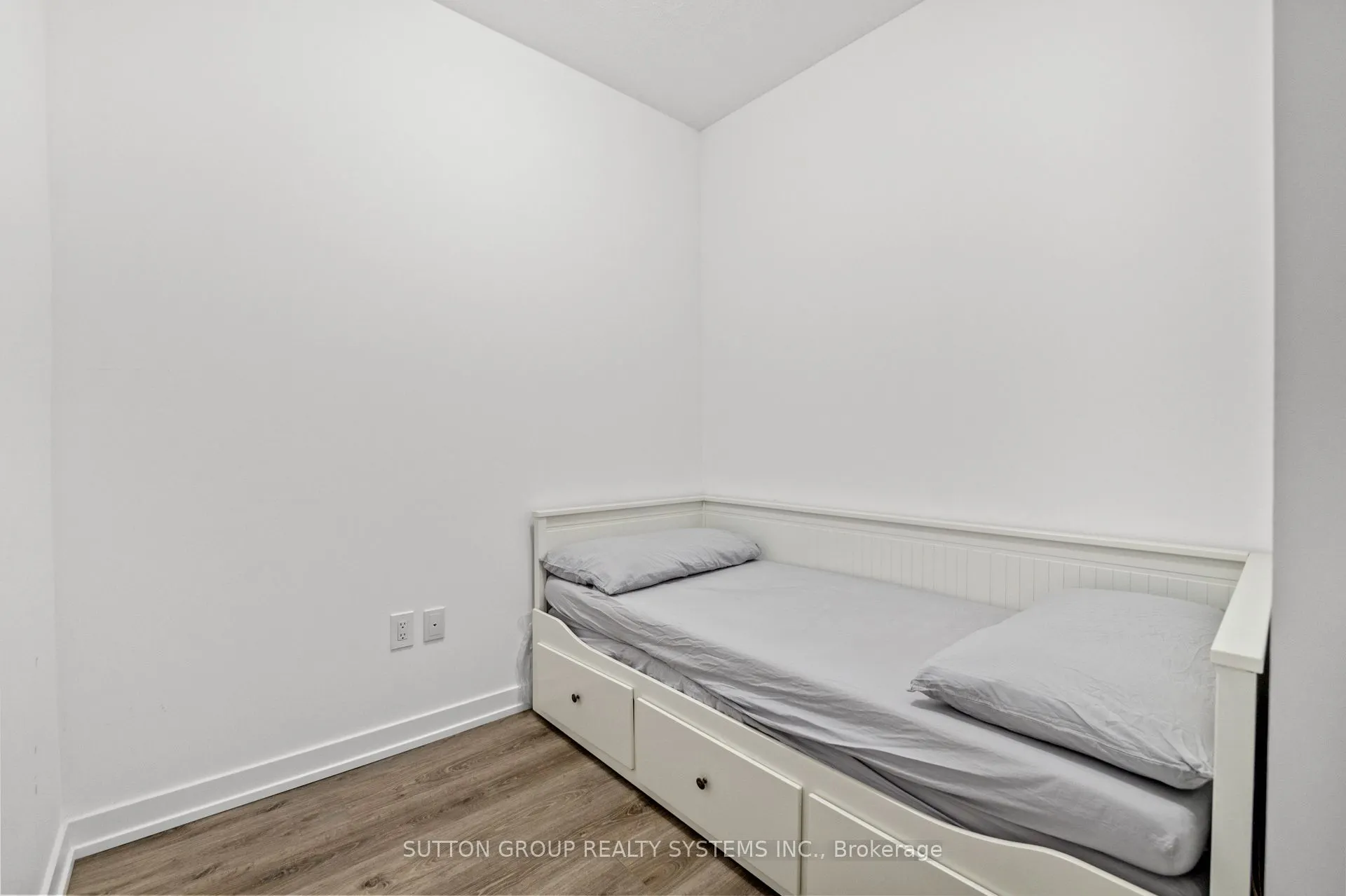 460 Dundas Street E, #231