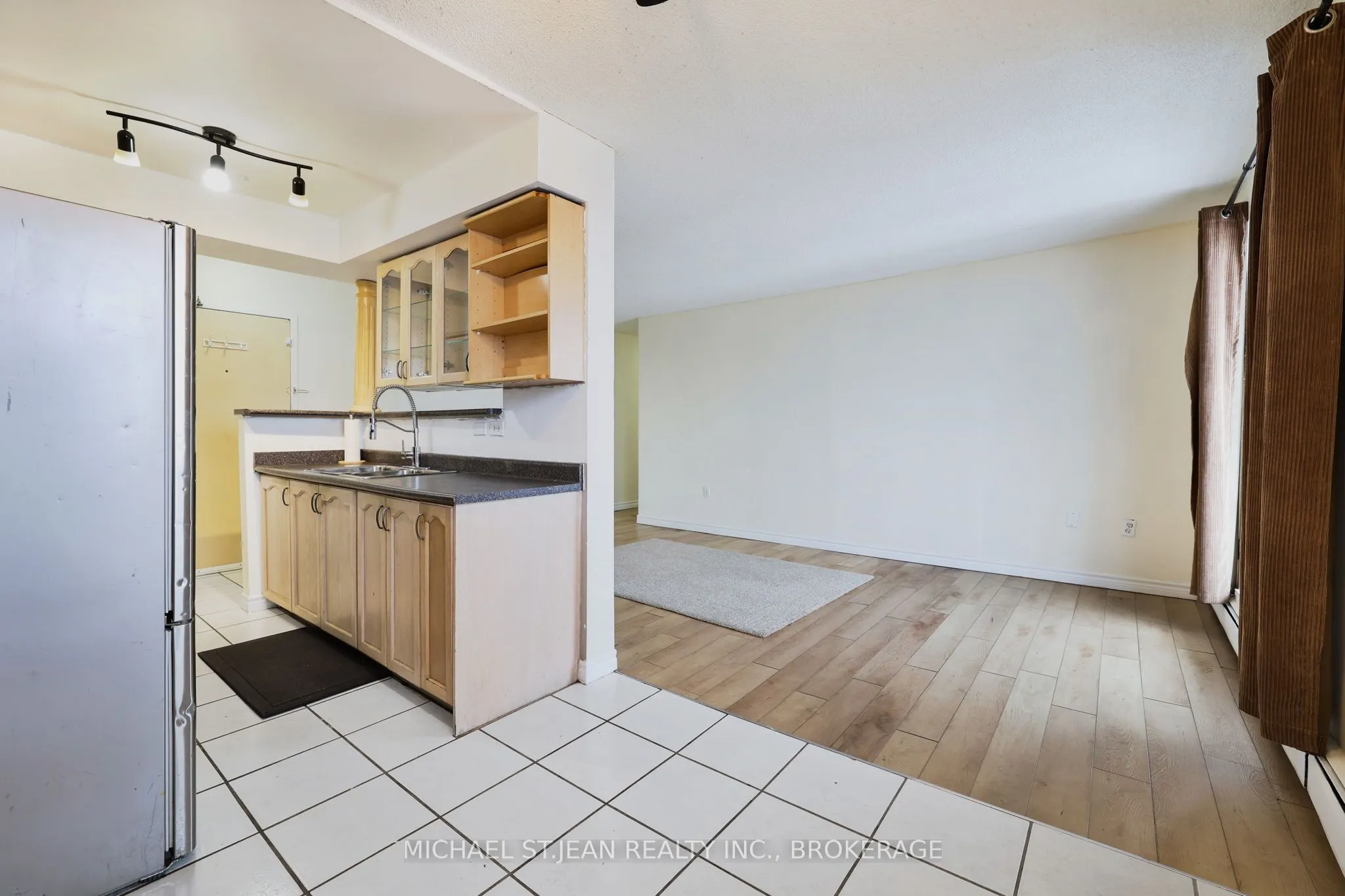 851 Queenston Road, #802