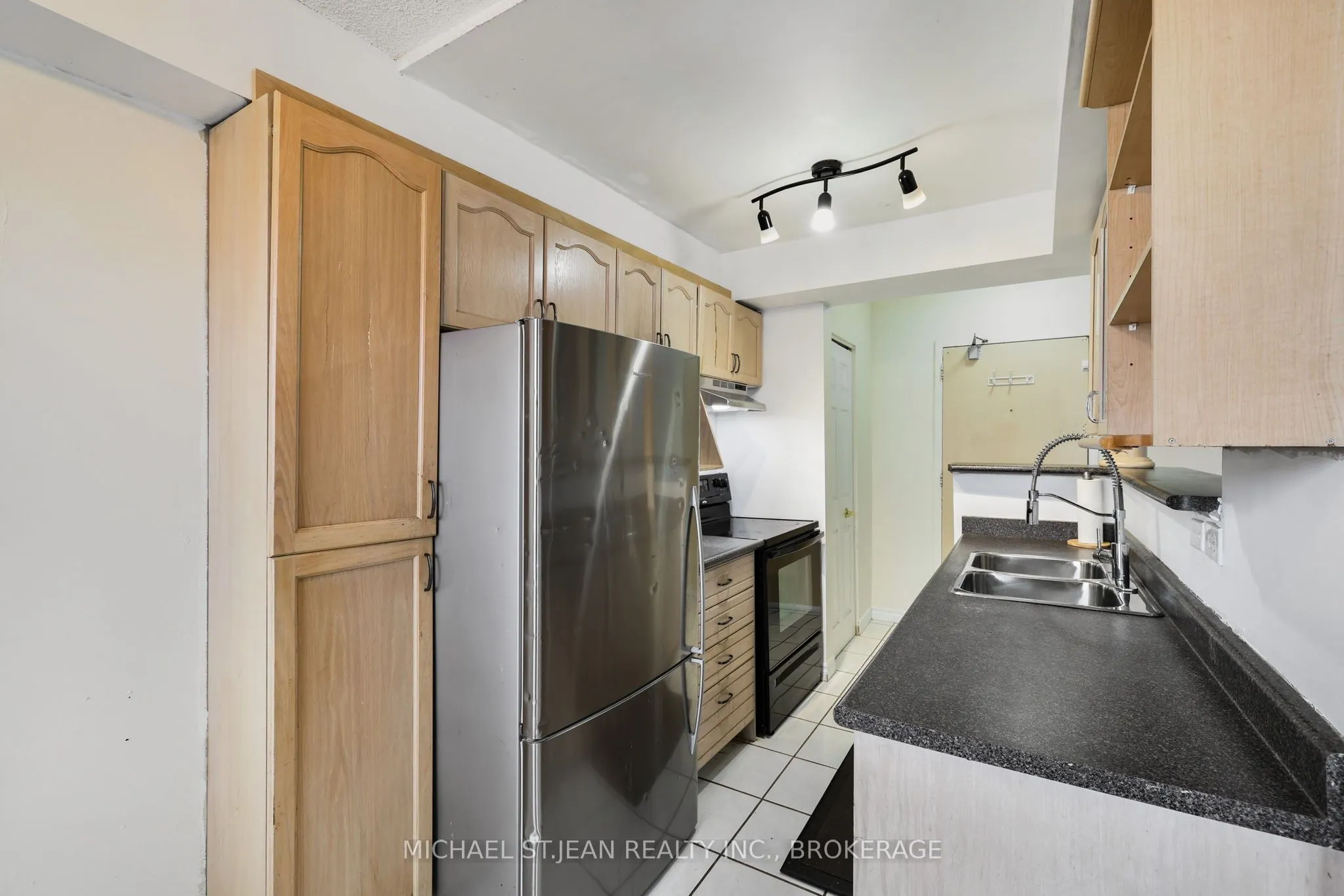 851 Queenston Road, #802