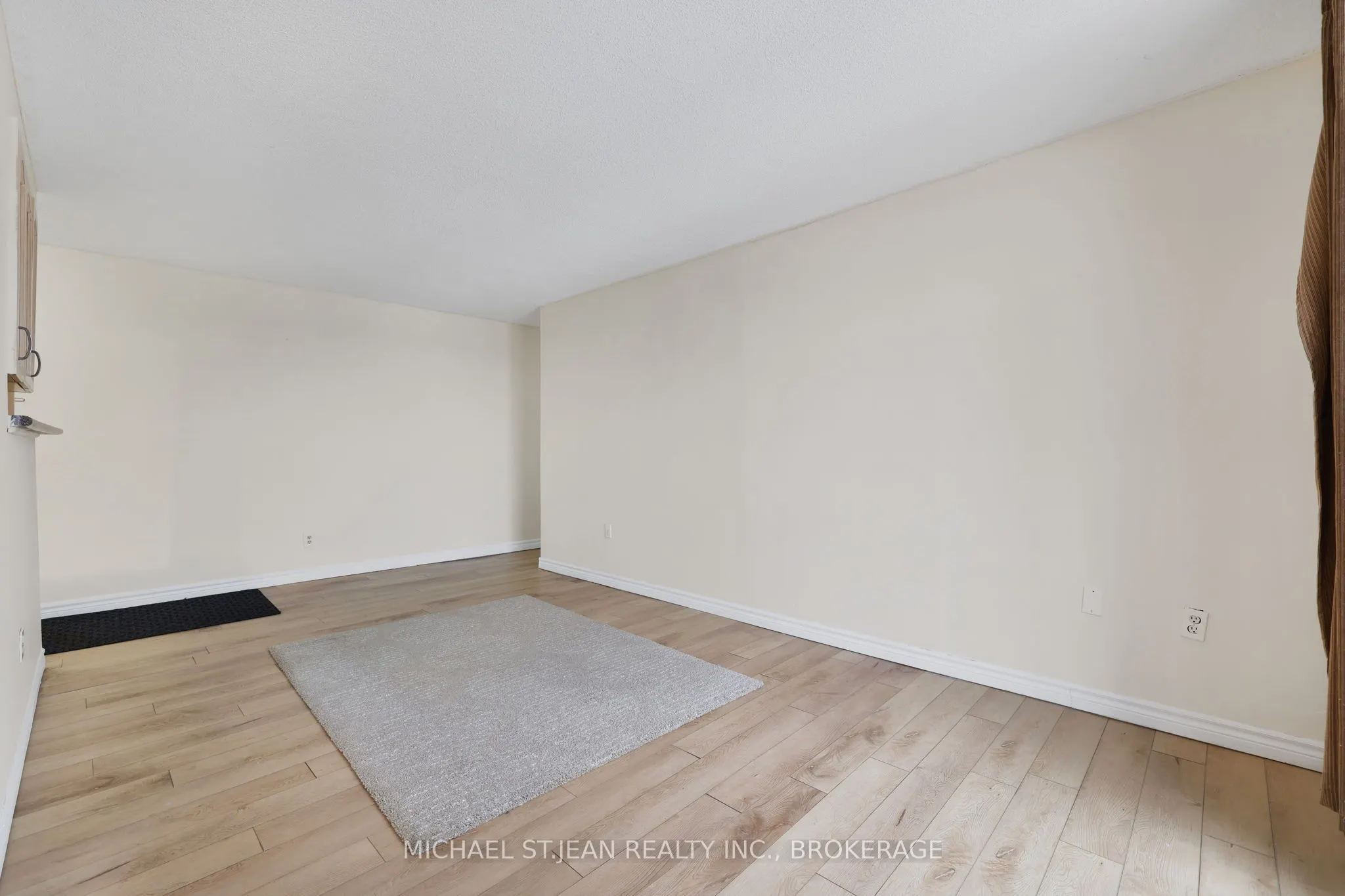 851 Queenston Road, #802