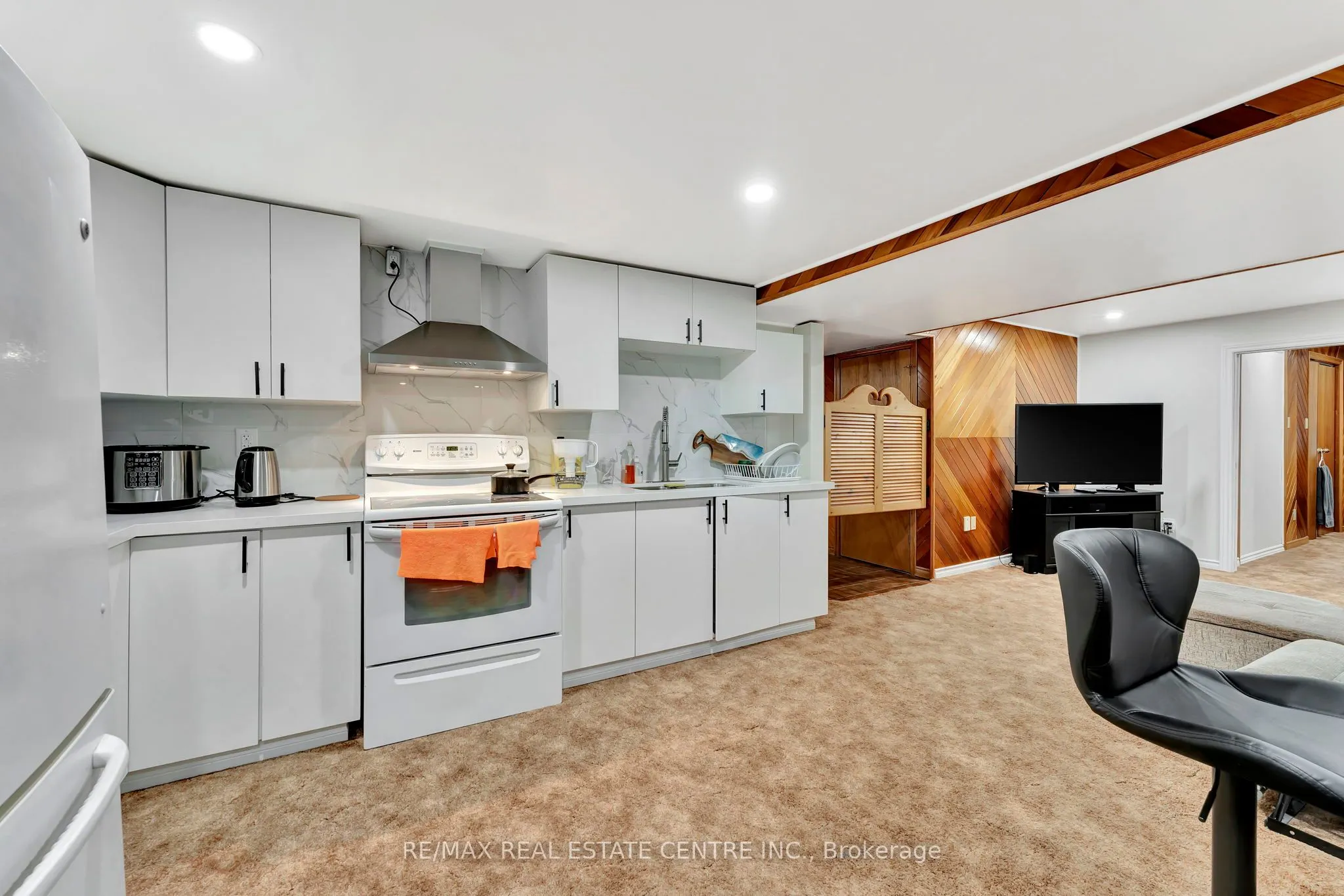 145 ALBERT Street E