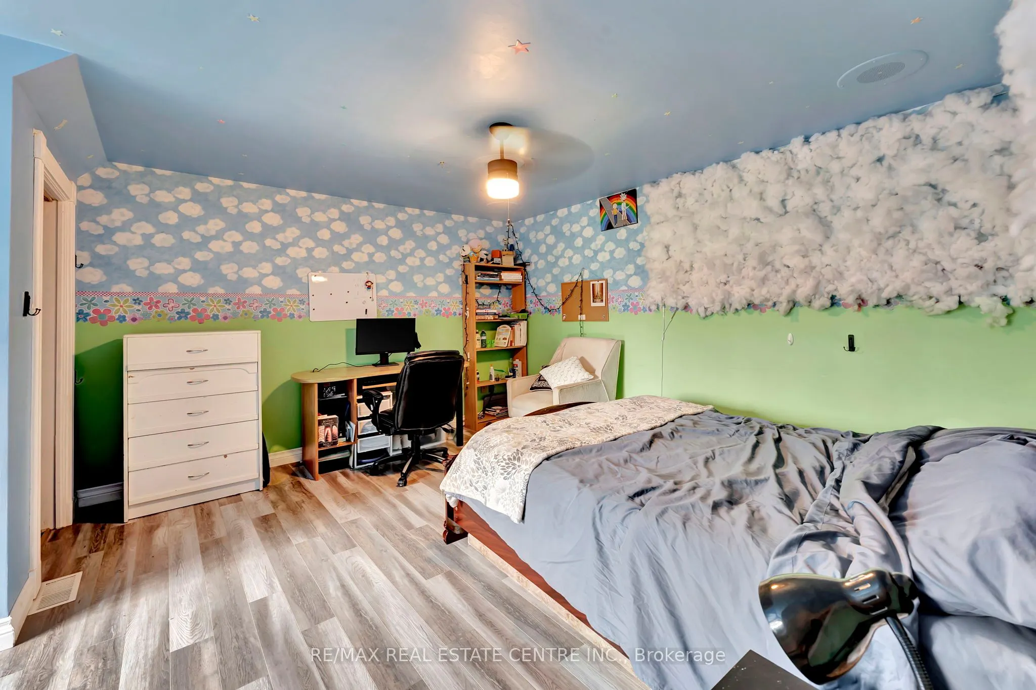 145 ALBERT Street E