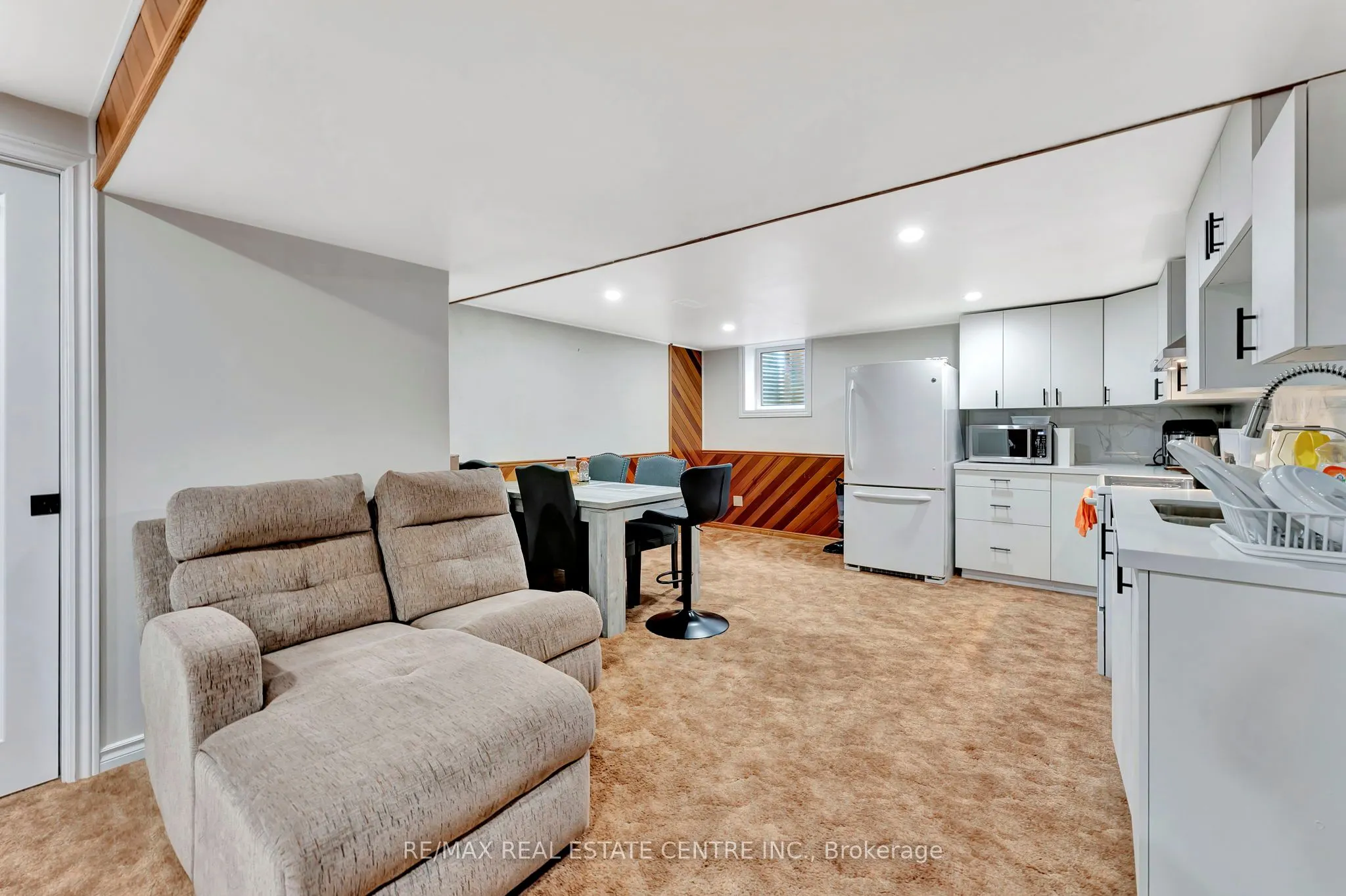 145 ALBERT Street E