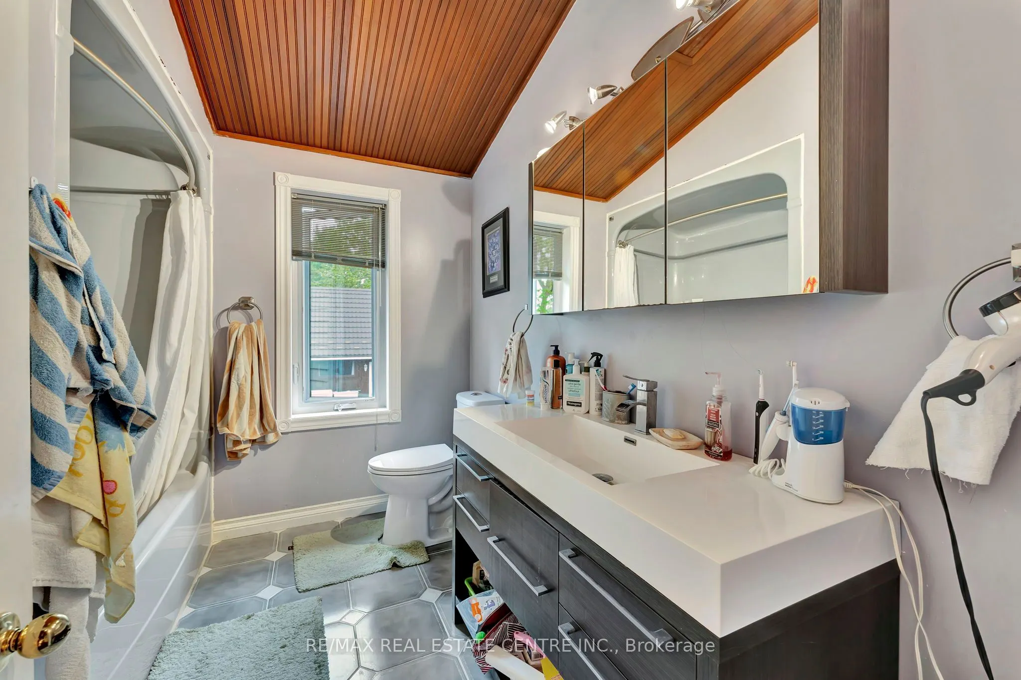 145 ALBERT Street E