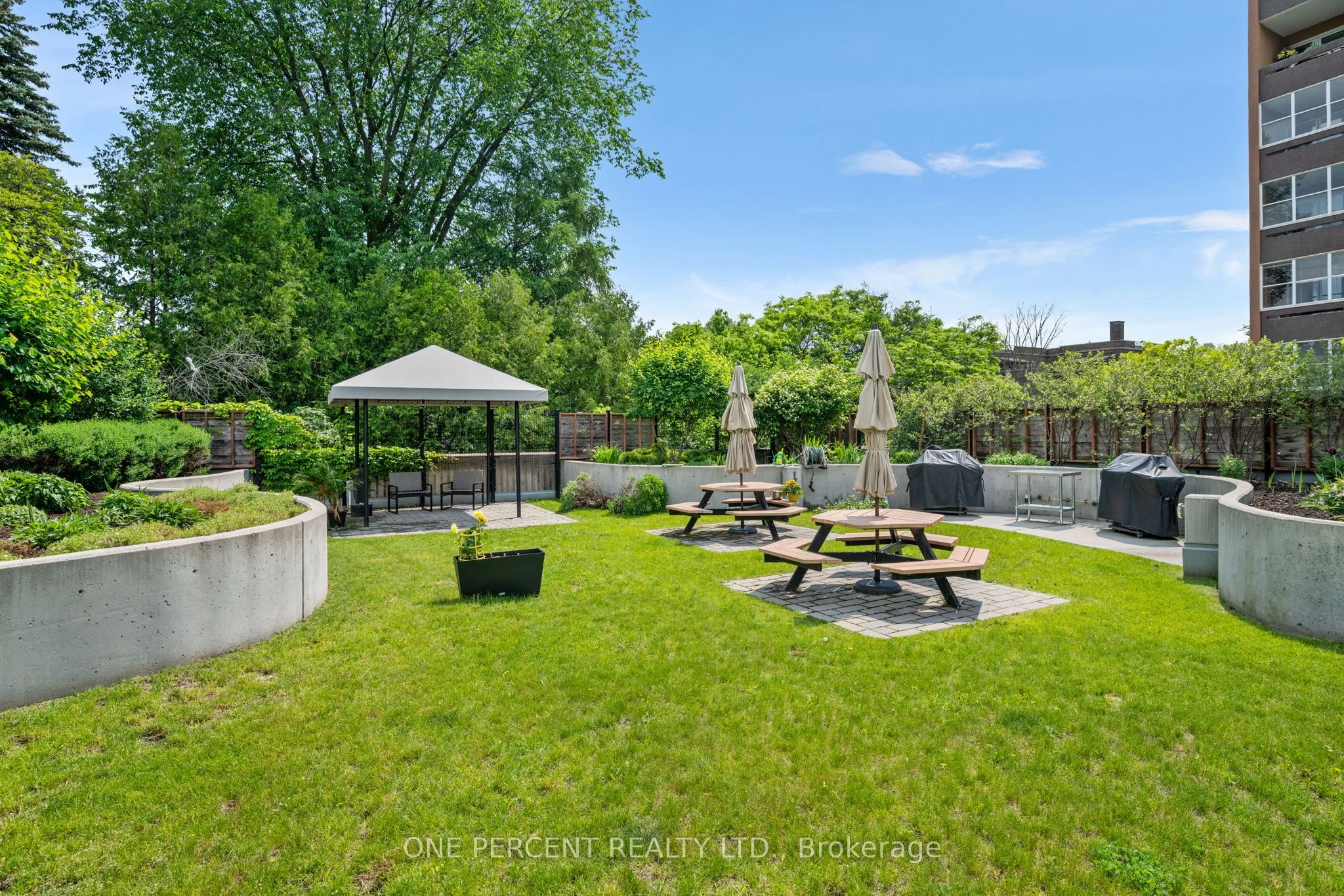 373 Laurier Avenue E, #201