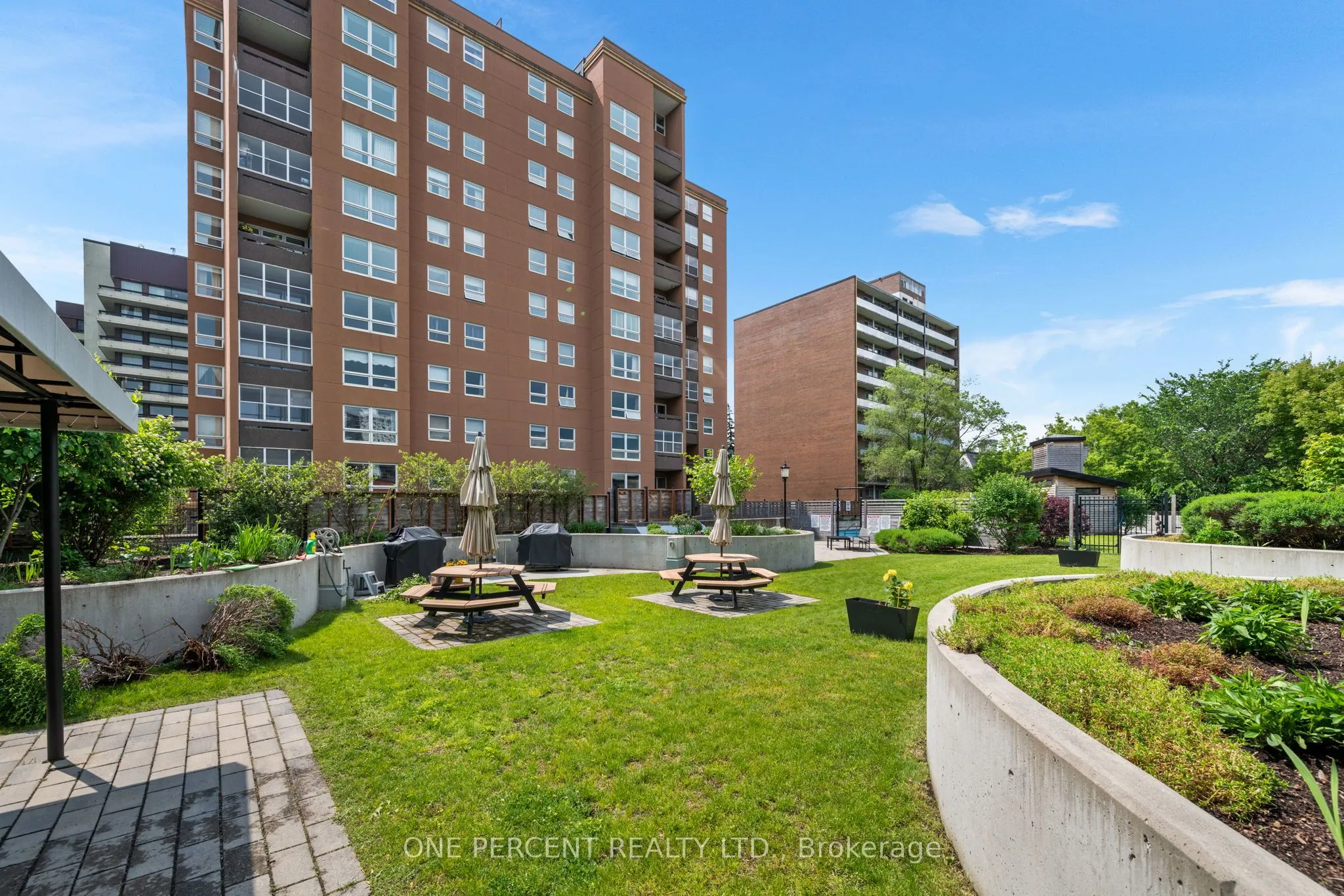 373 Laurier Avenue E, #201