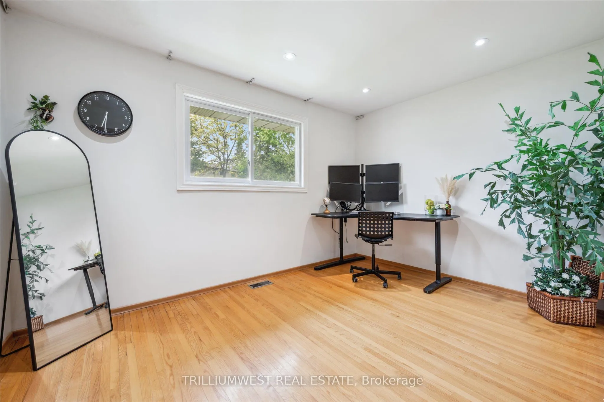 11 Van Horne Place