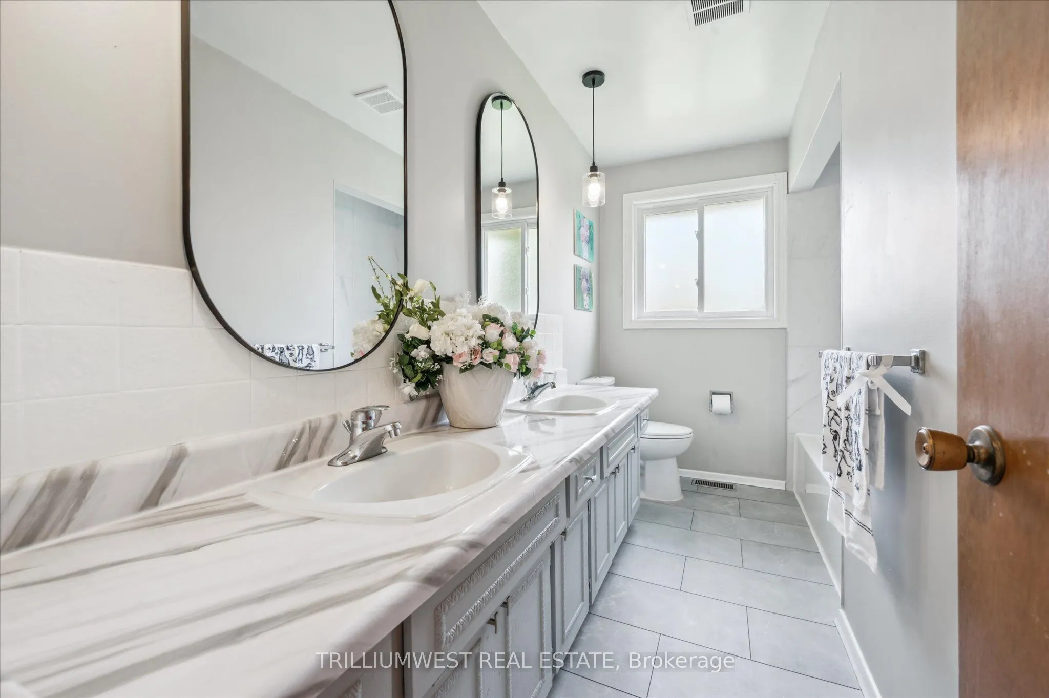 11 Van Horne Place