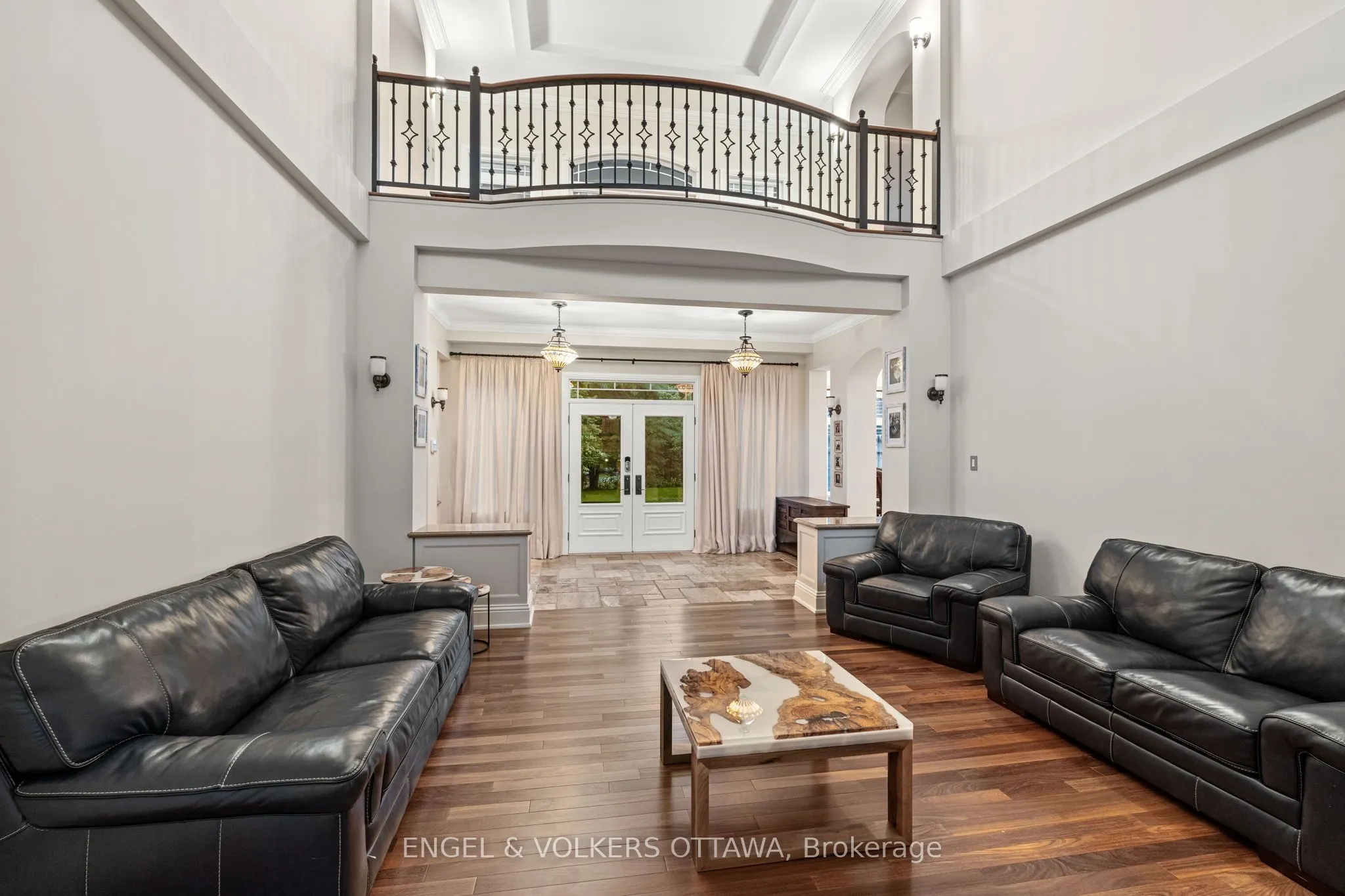5800 QUEENSCOURT Crescent