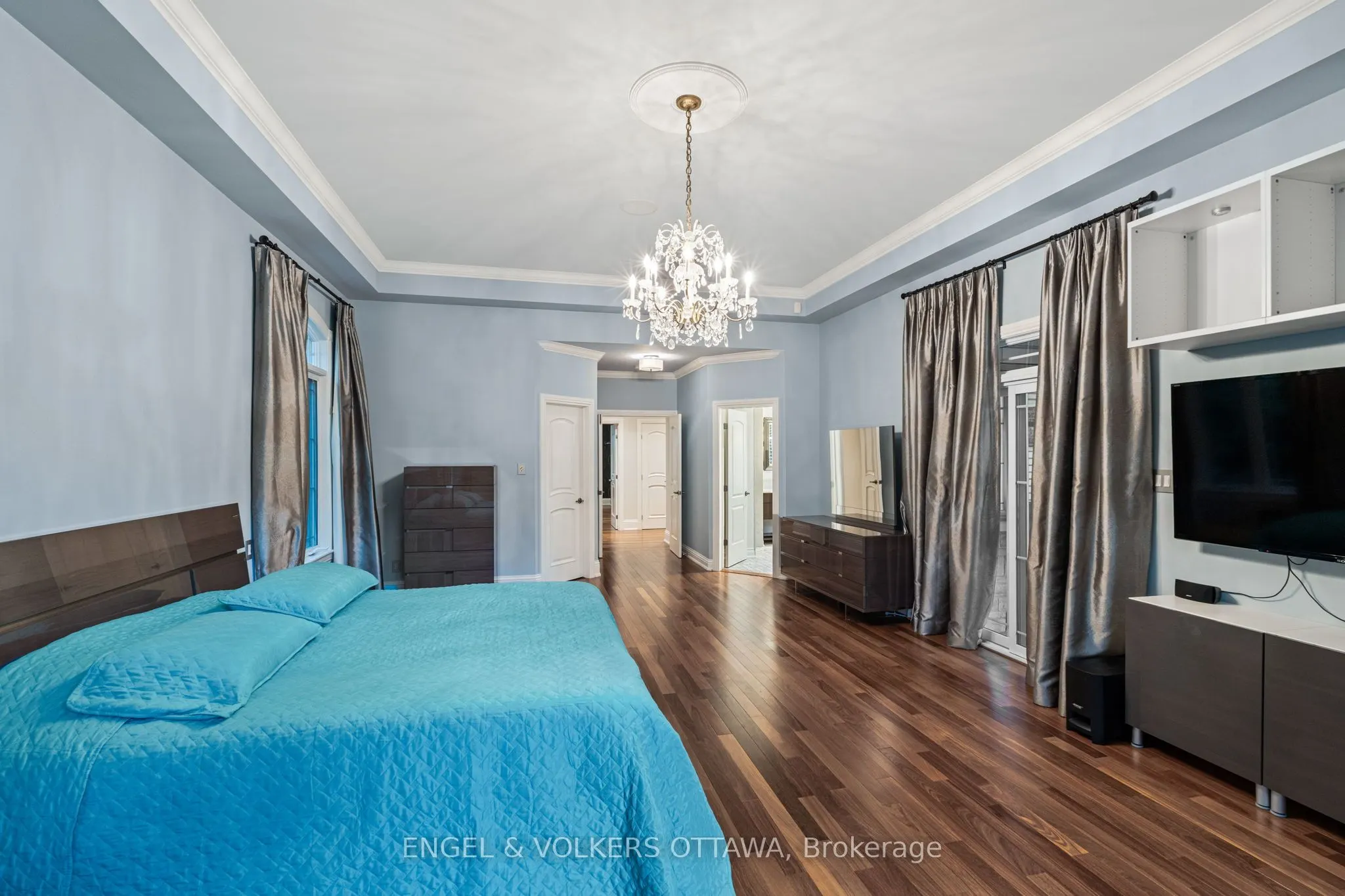 5800 QUEENSCOURT Crescent