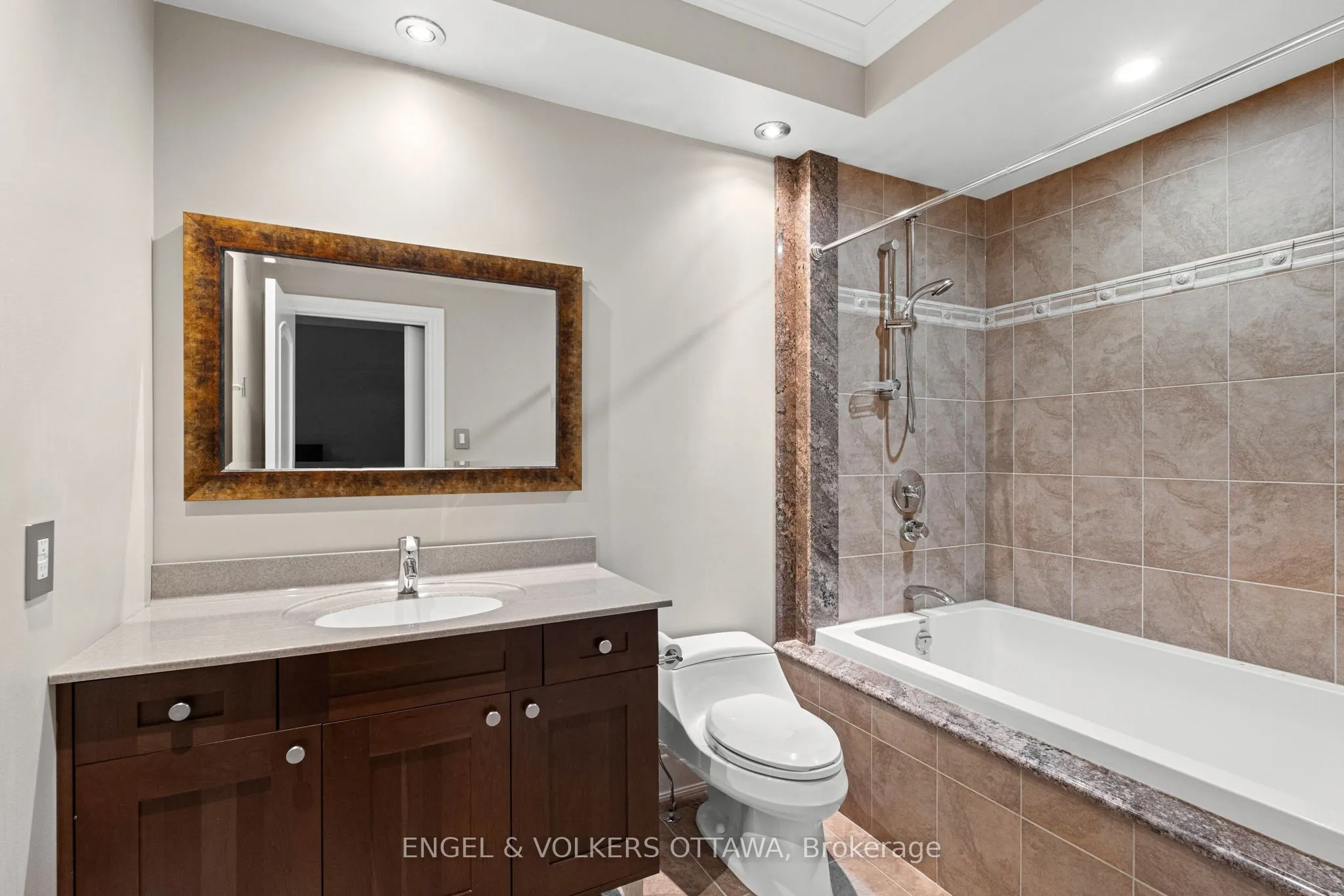 5800 QUEENSCOURT Crescent